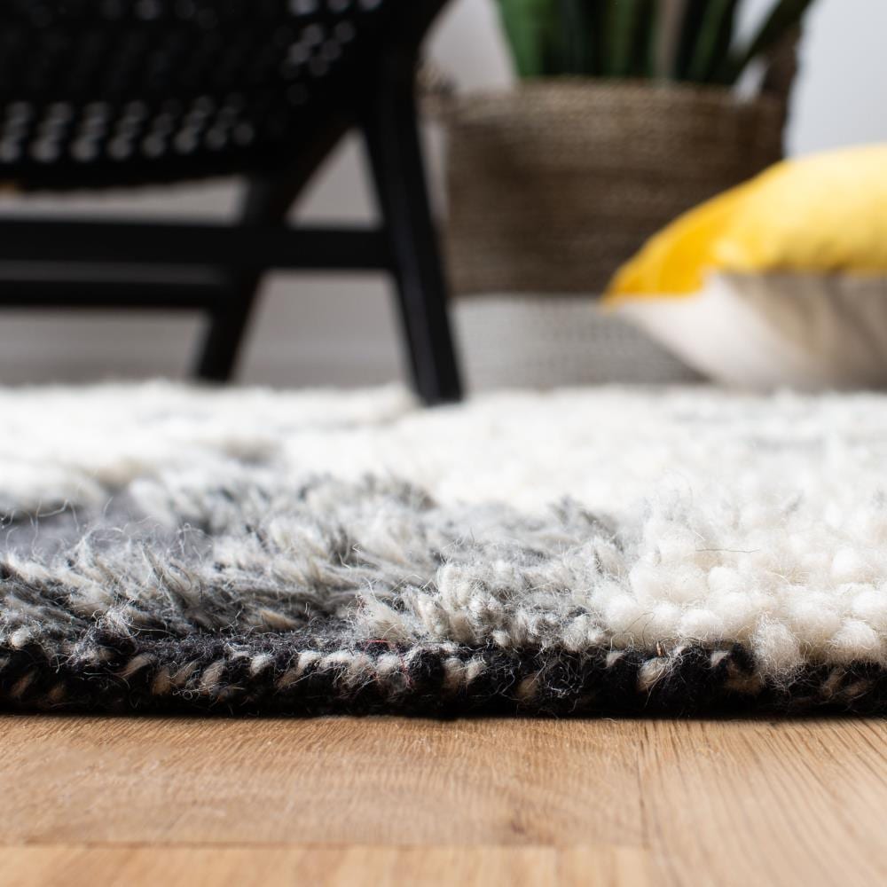 Casablanca 4' x 6' Black and White Wool Shag Rug
