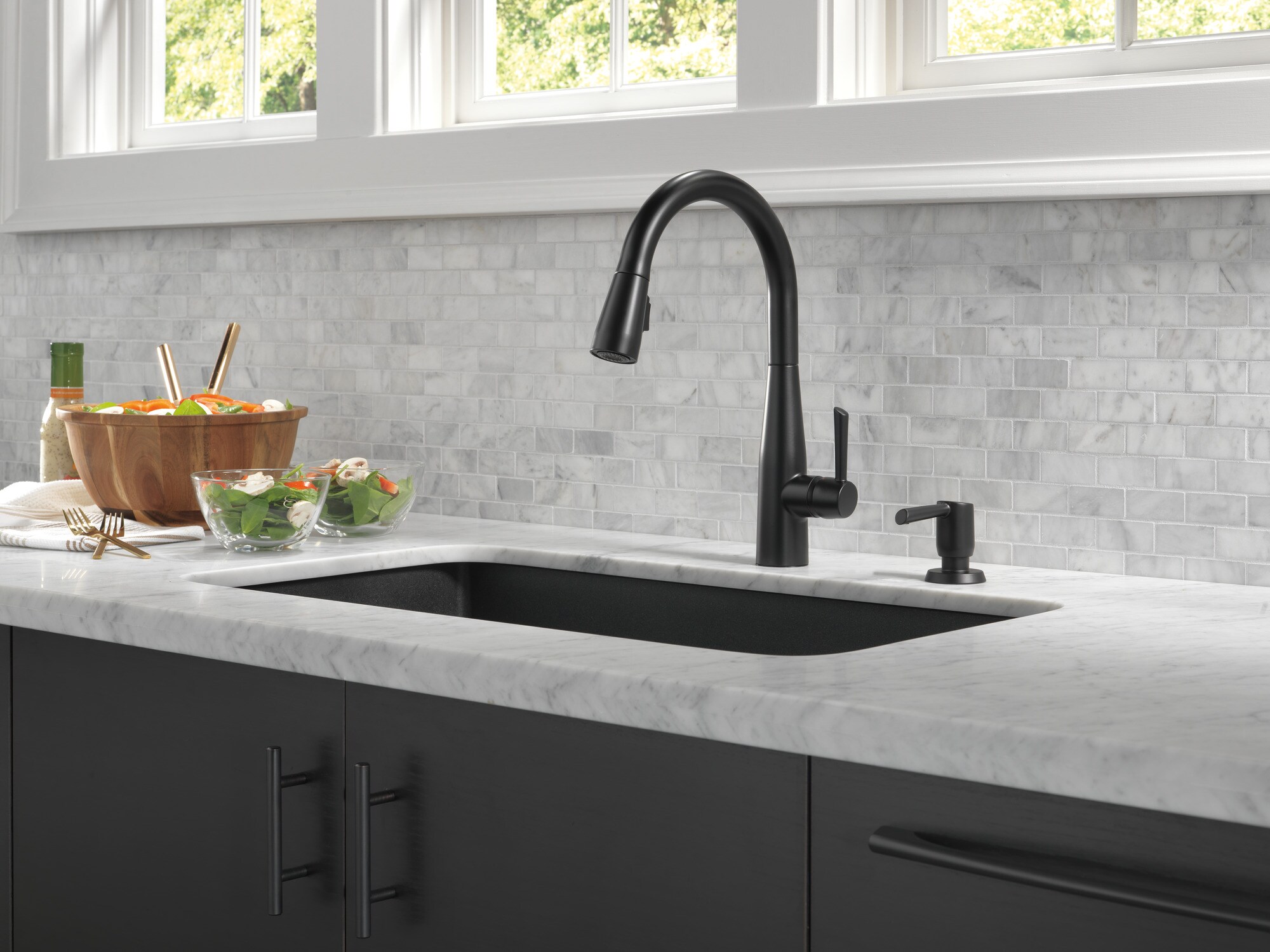 Matte Black Pull-Down Single Handle Kitchen Faucet