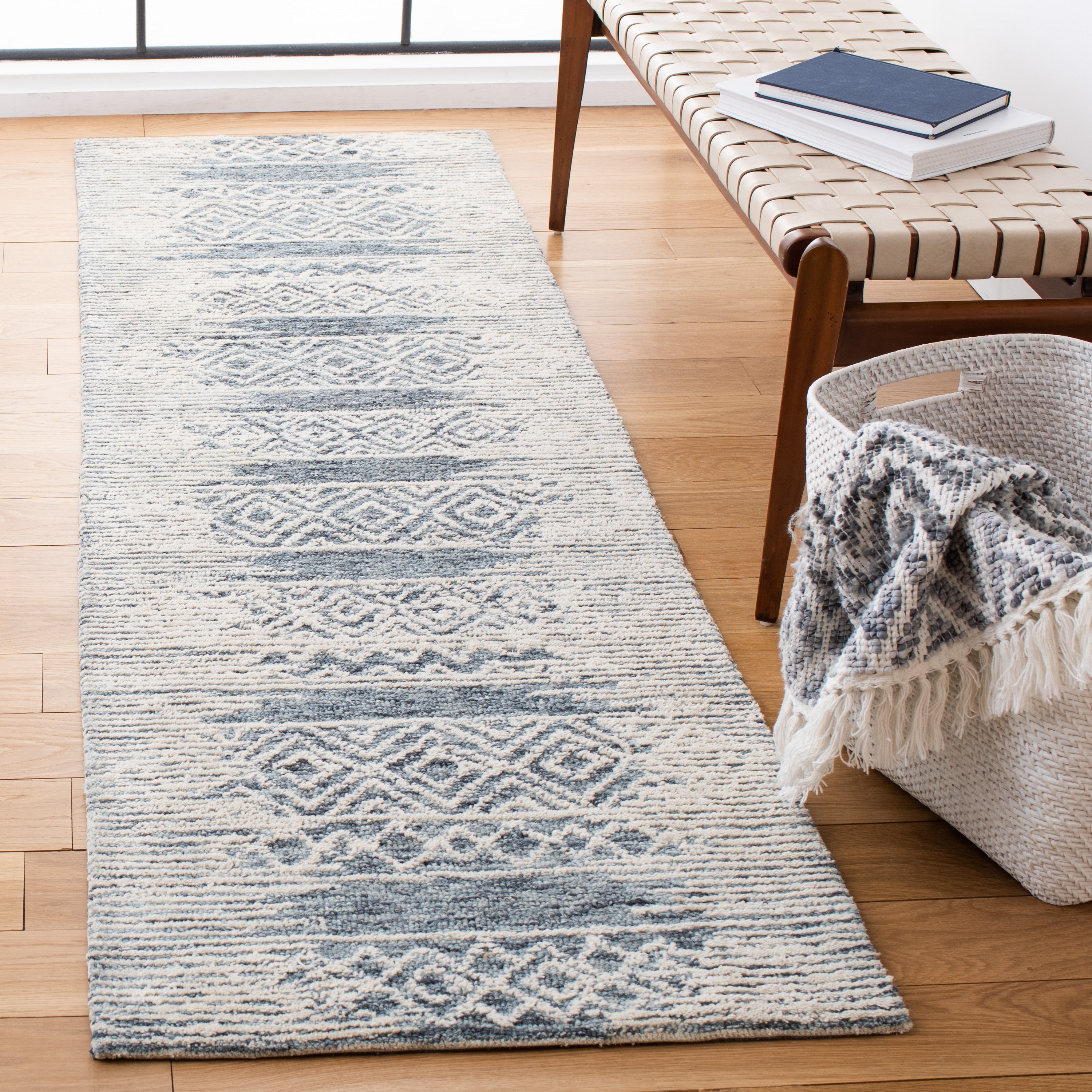 Safavieh MET804M-28 Metro Drofn 2 x 8 (ft) Tufted Wool Natural/Blue Rectangular Indoor Abstract French Country Runner rug