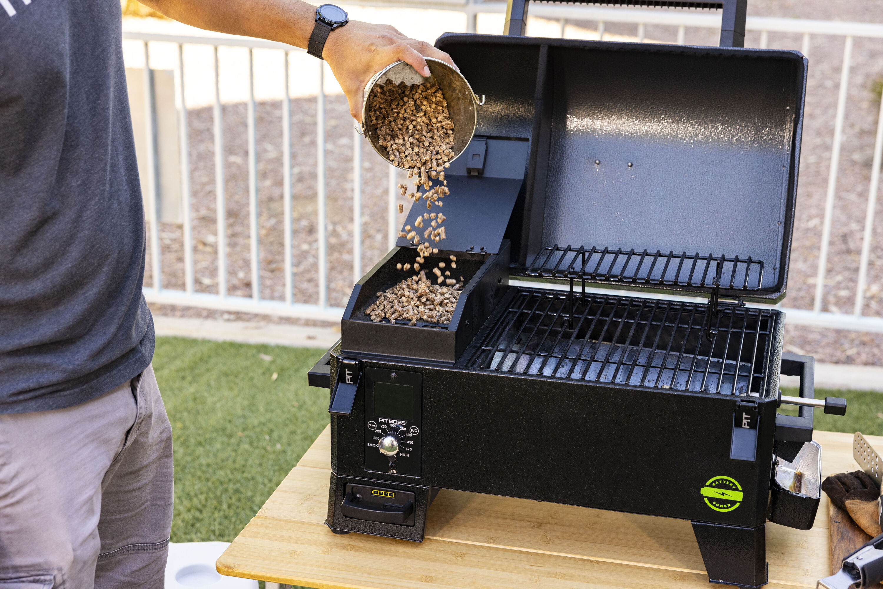Pit Boss Battery Powered 256-Sq in Black Portable Wood Pellet Grill in the Portable  Grills department at