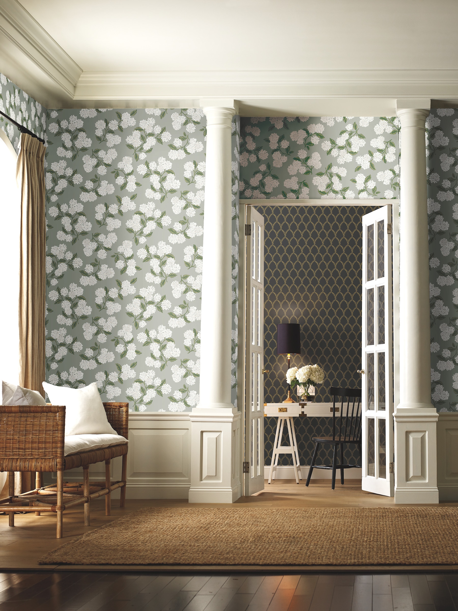 Rifle Paper RI5144 60.8-Sq. Feet Grey Non-woven Ivy/Vines Unpasted Wallpaper
