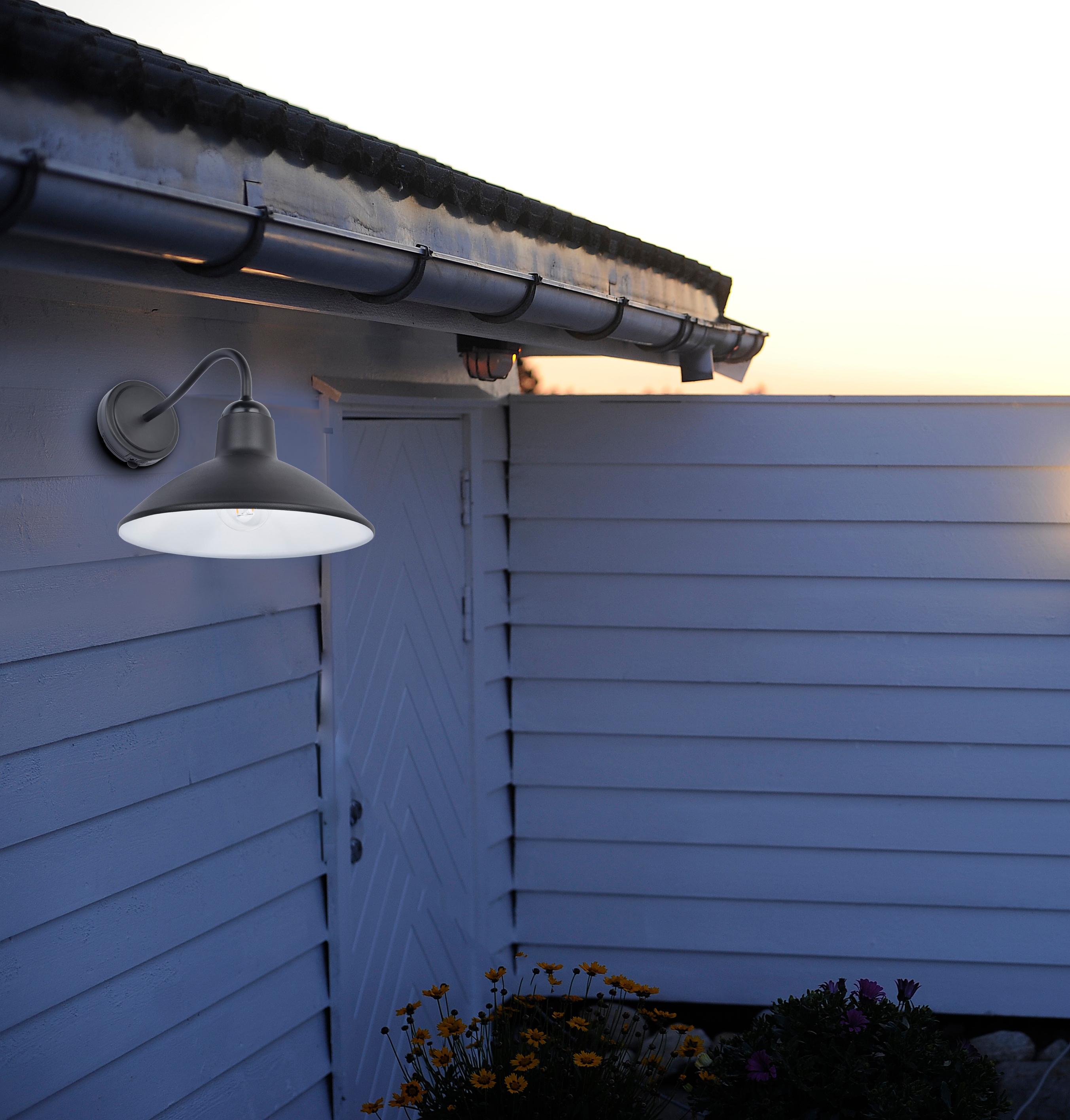 Harbor Breeze Barn Light 1-Light 10.63-in Black Solar Outdoor Wall Light in  the Outdoor Wall Lights department at