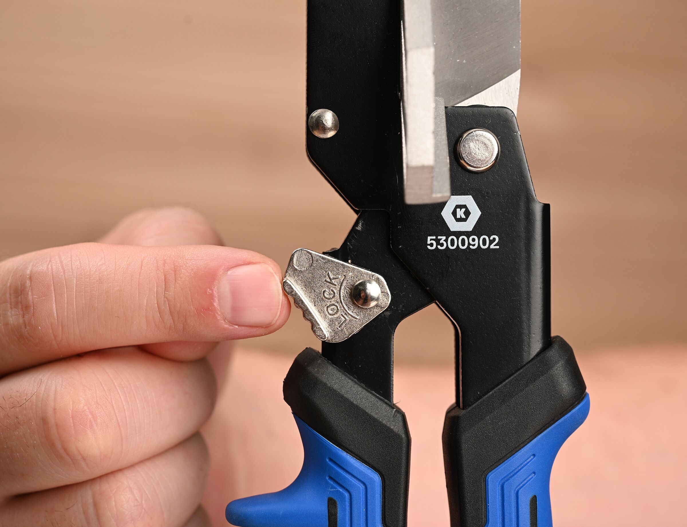 Kobalt 8-in Serrated Molded Grip Scissors