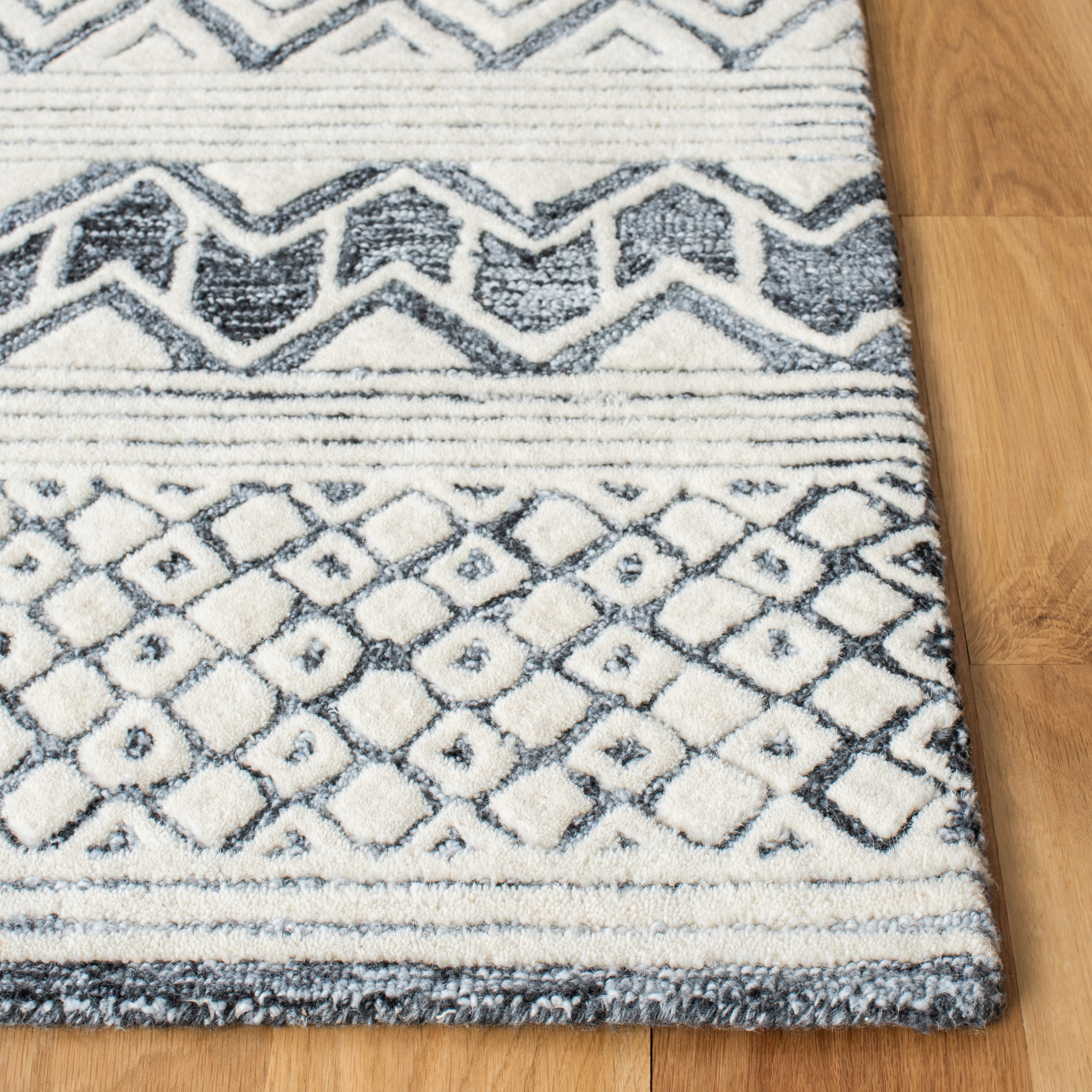 Hand-Tufted Artisanal Wool Blend 8' x 10' Black and Ivory Rug