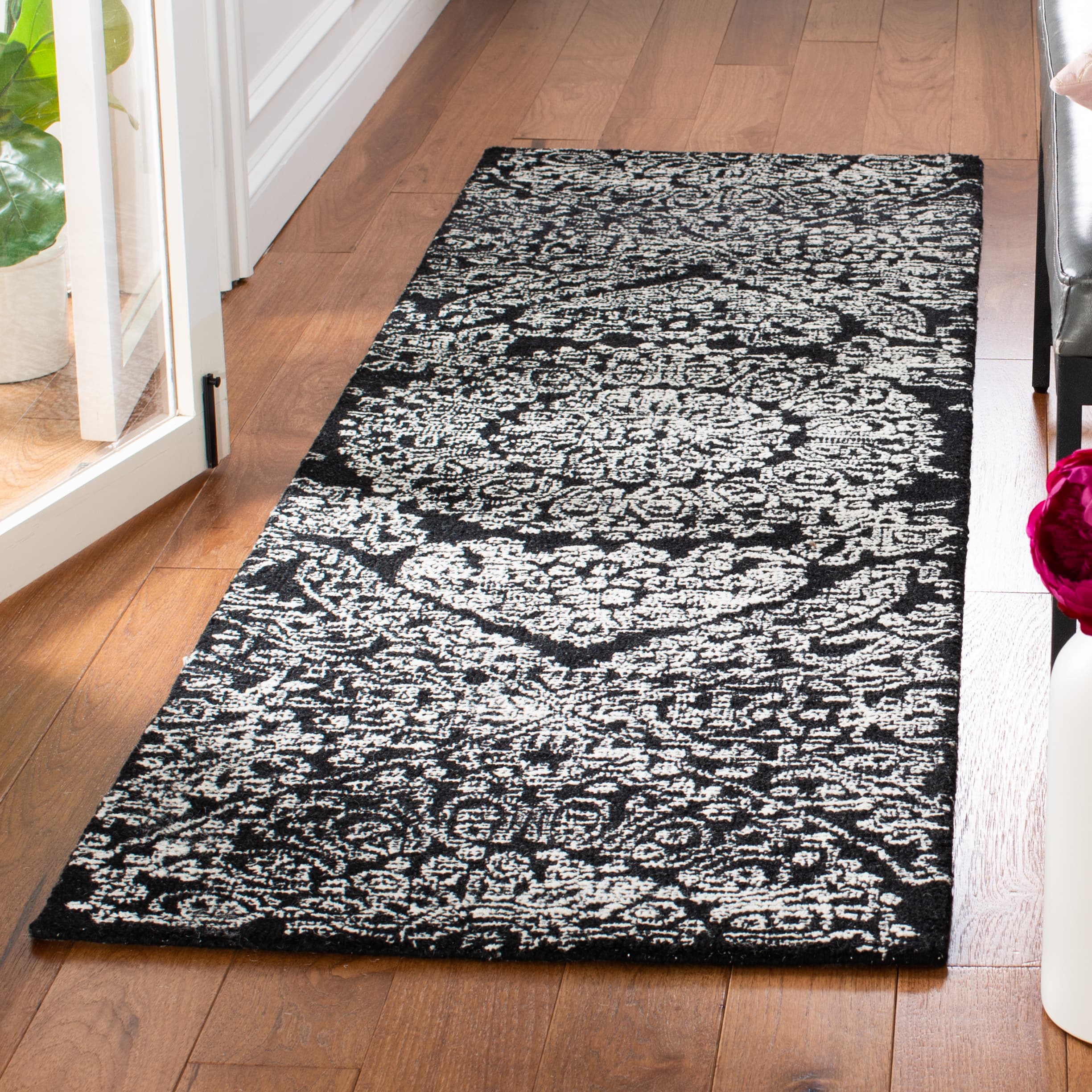  Metro 993 Black/Ivory Traditional 2ft-3in x 8ft Runner Rug