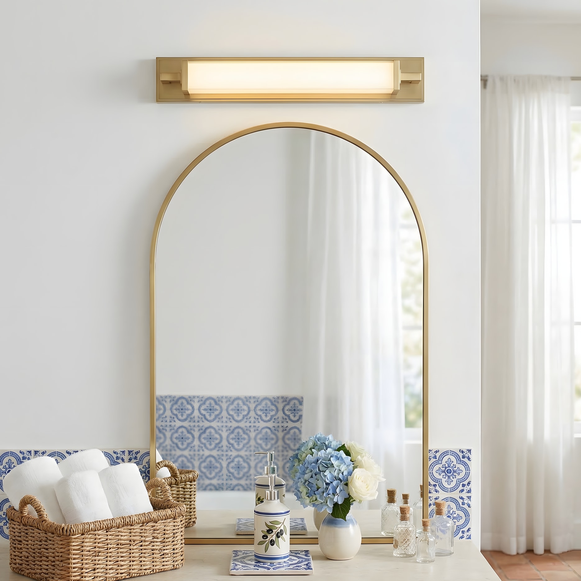 RCCFBHM 28-in Antique Brass Integrated LED Vanity Light 3-Color Selectable 1250-LM Dimmable Modern Bath Bar Dual Mount