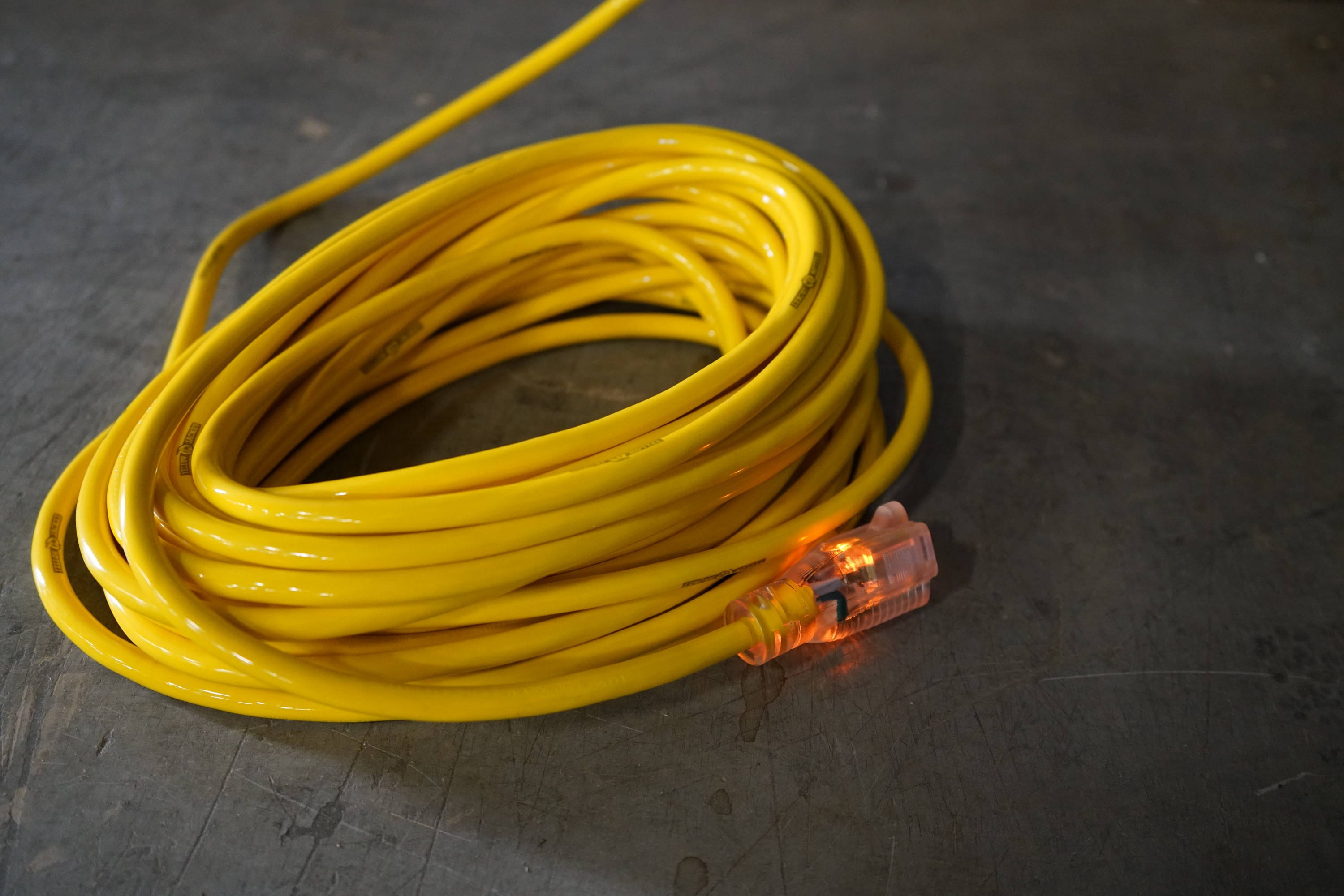 Southwire Yellow Jacket 25-ft 12 / 3-Prong Outdoor Sjtw Heavy Duty Lighted  Extension Cord at