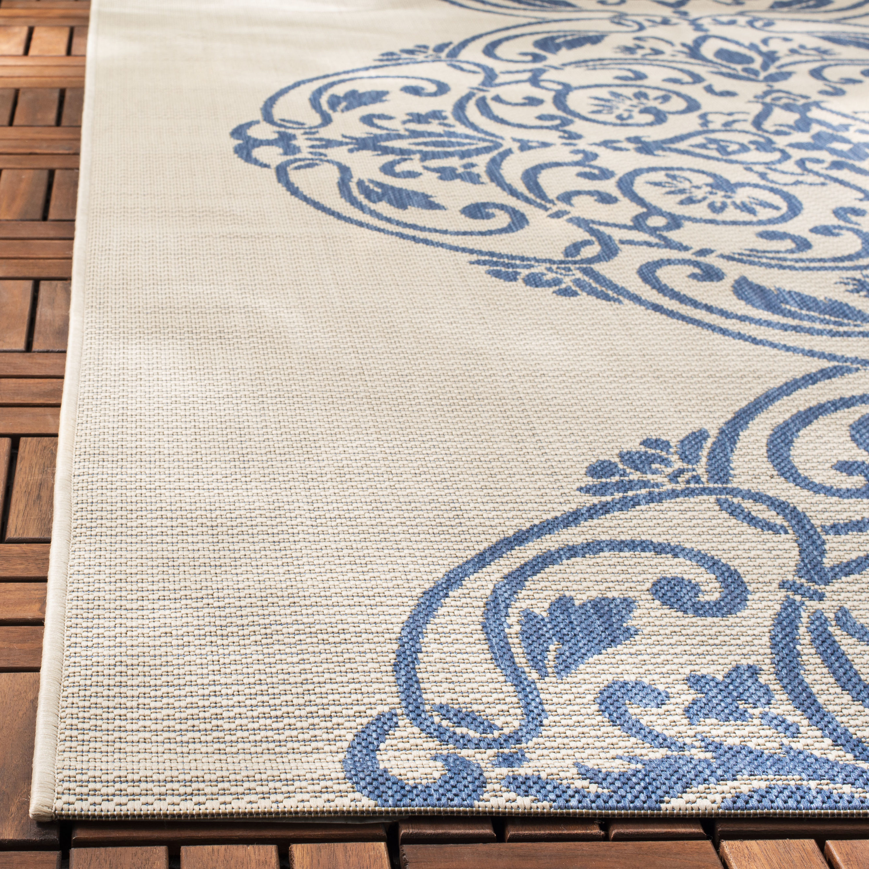 Azurite Tufted Handmade Washable Reversible 5' x 7' Synthetic Rug