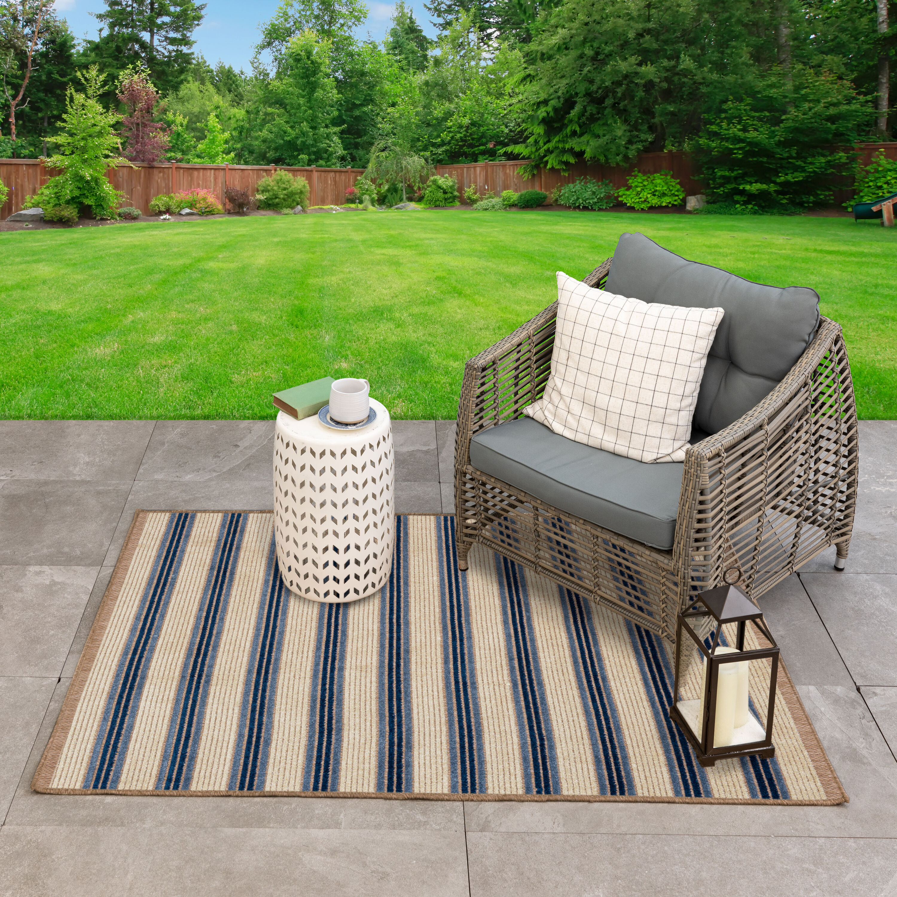 allen + roth with STAINMASTER R1344 846 047072 Cabana 4 x 6 (ft) Loomed Polypropylene Blue Rectangular Outdoor Stripe Area rug
