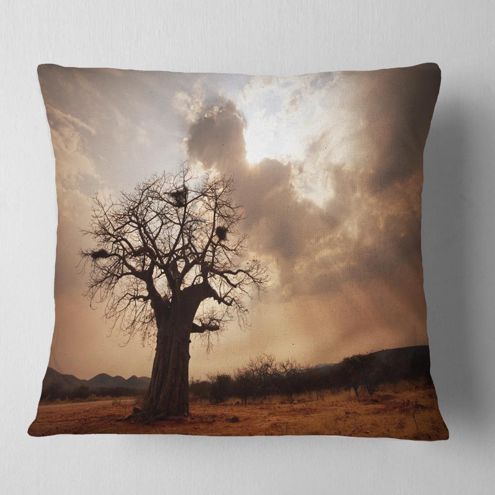 Designart Big Tree - Photography Throw Pillow - 18x18, Size: 18 x 18