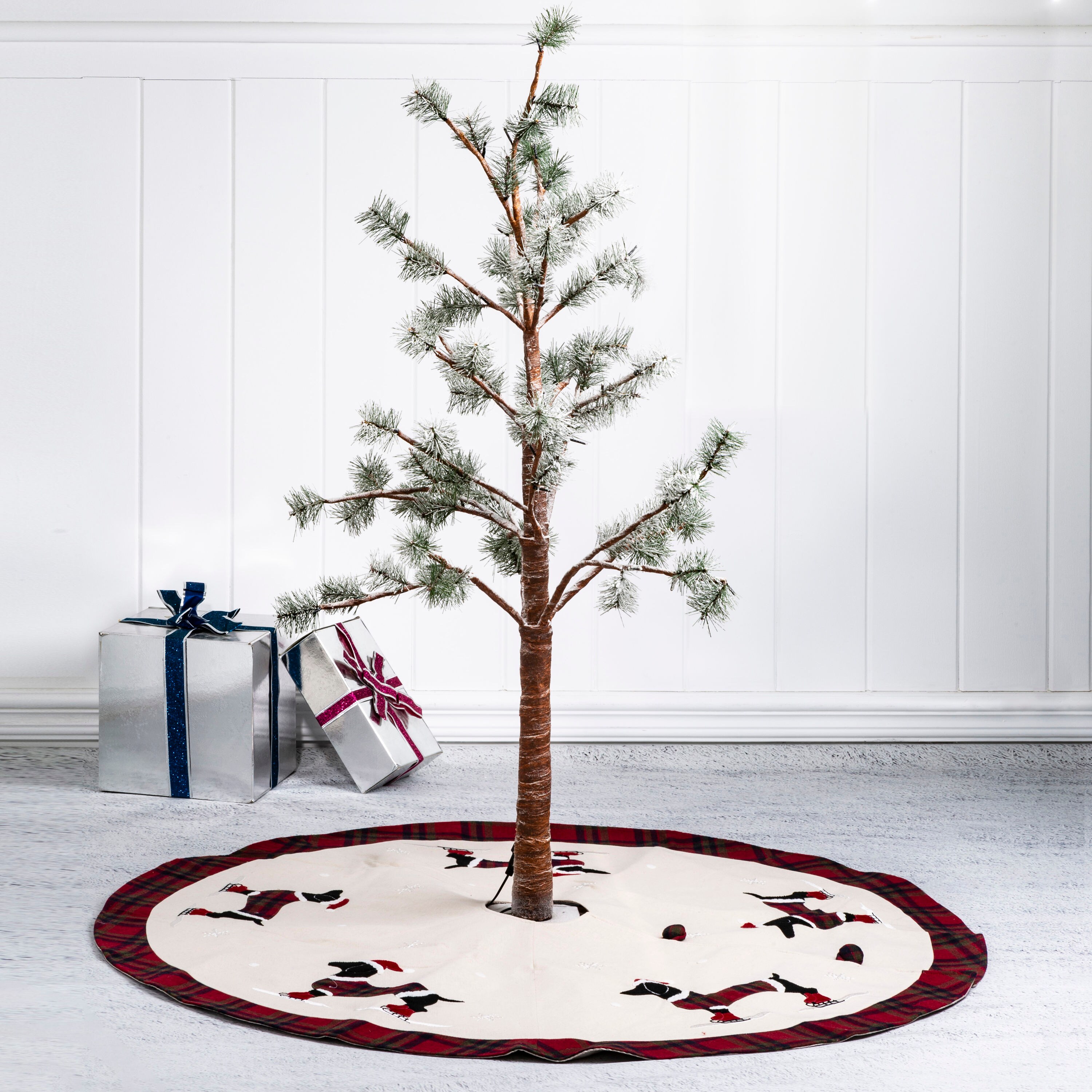 Glitzhome 48-inch Cotton Christmas Tree Skirt With Dog Design 