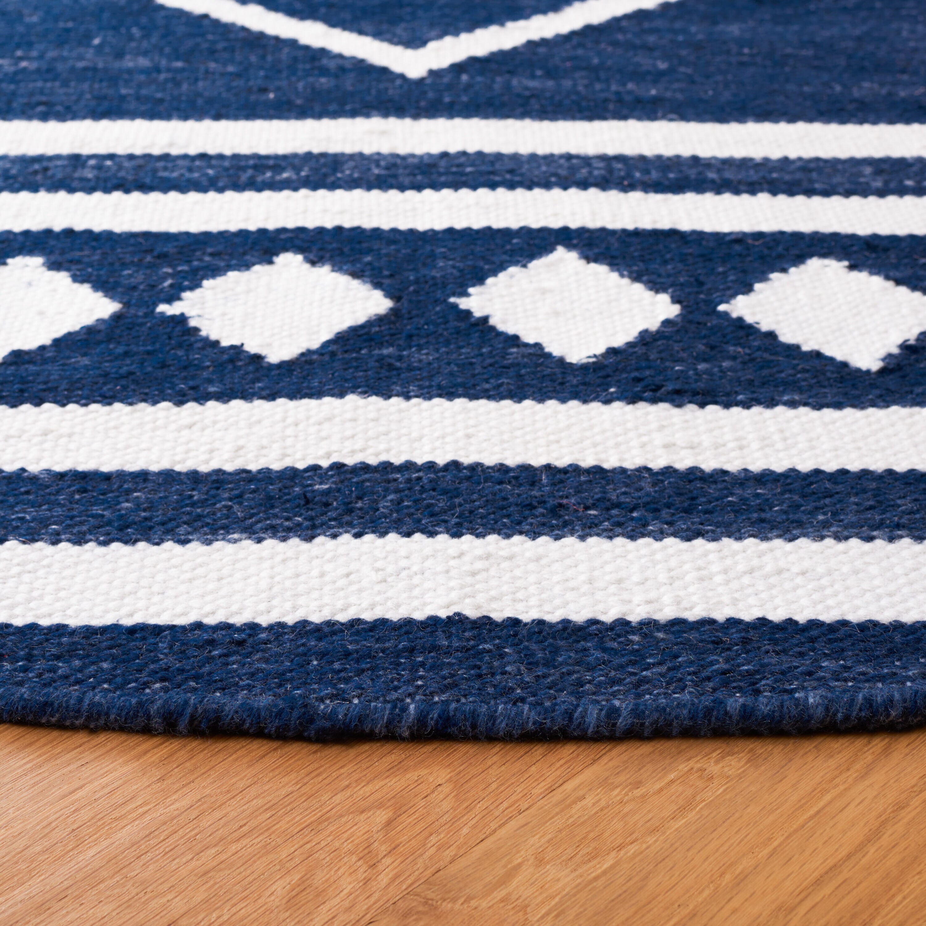 Safavieh KLM764N-7R rugs - View #3