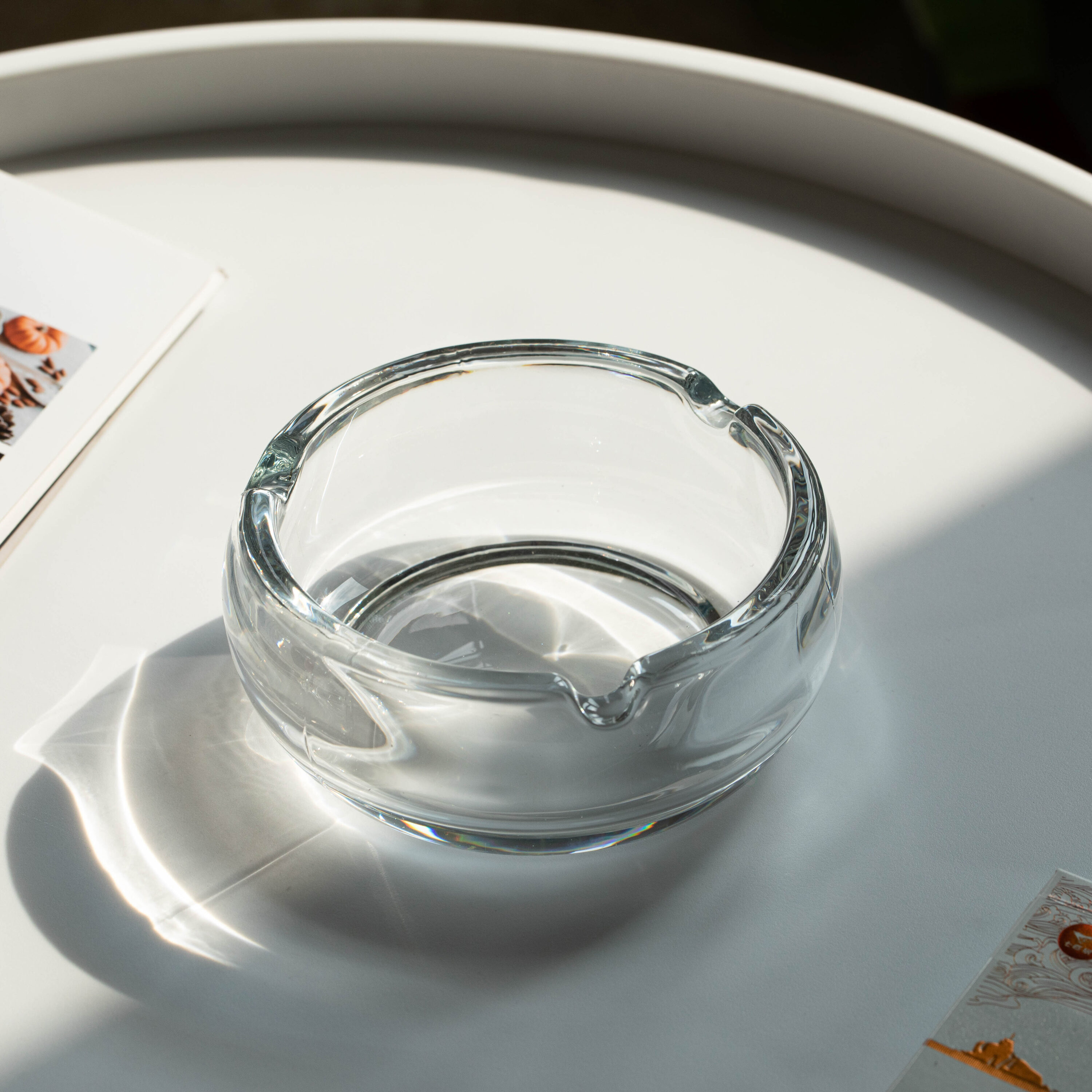 Elegant Clear Glass Round Portable Ashtray for Indoor and Outdoor Use
