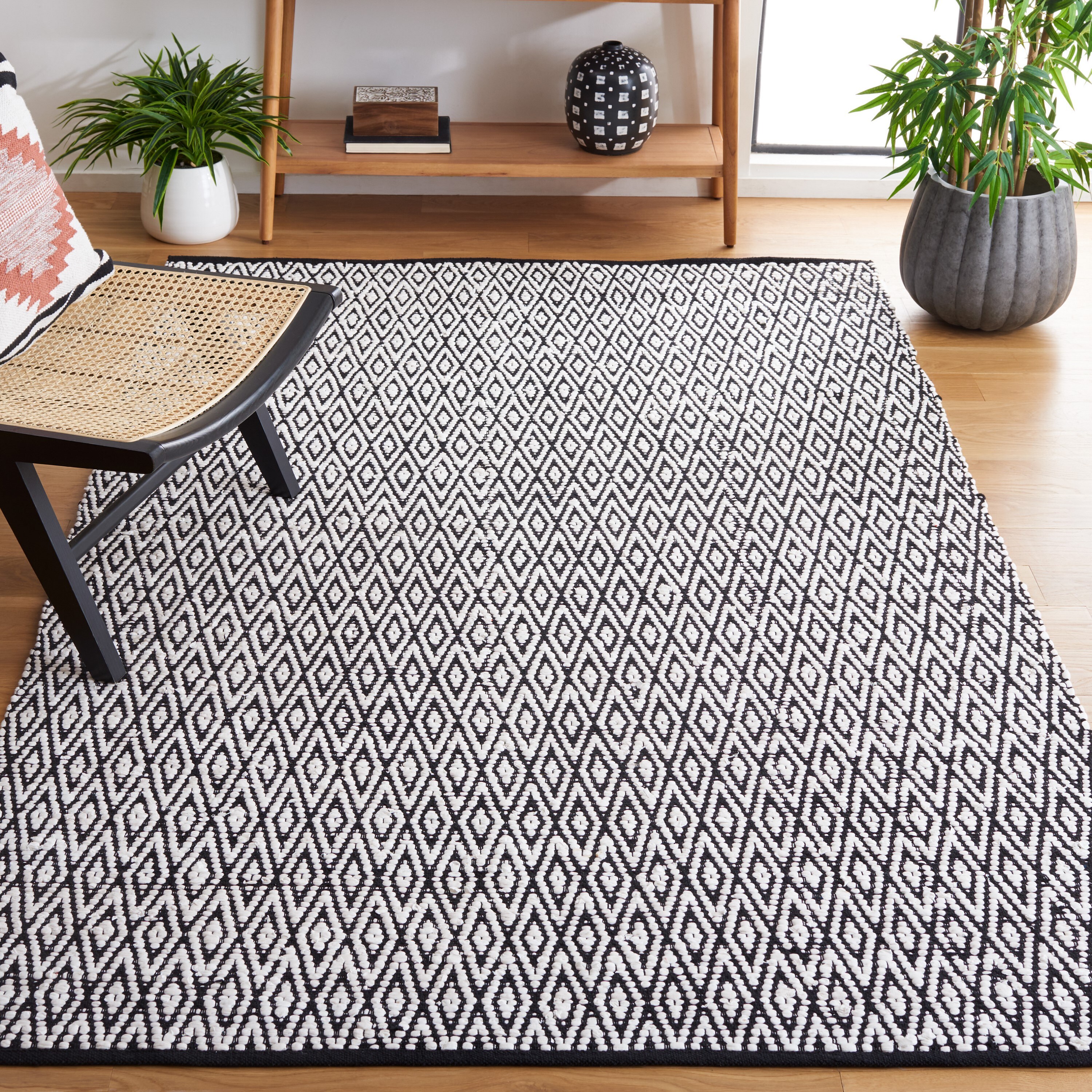 Safavieh MTK621A-4 Montauk Asasha 4 x 6 (ft) Polyester Ivory/Black Rectangular Indoor Geometric Bohemian/Eclectic Area rug