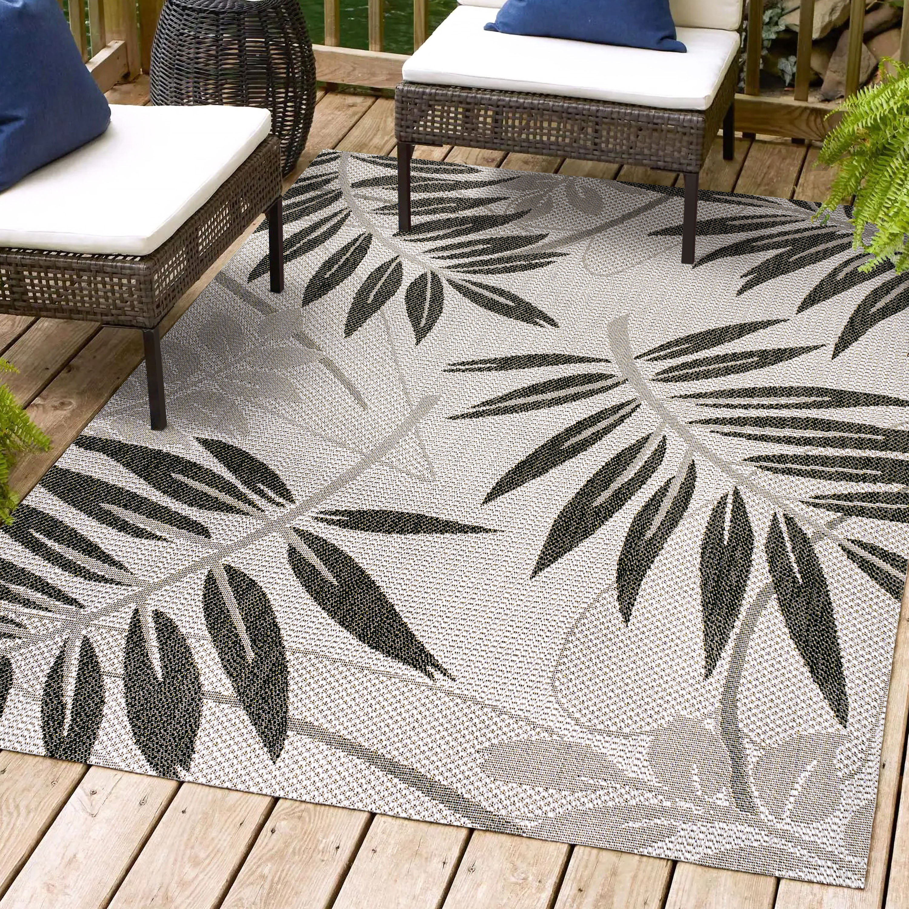 JONATHAN  Y SMB208B-3 Santa Monica Havana Tropical Palm Leaf 3 x 5 (ft) Loomed Polypropylene Gray/Black Rectangular Indoor/Outdoor Floral/Botanical Tropical Area rug