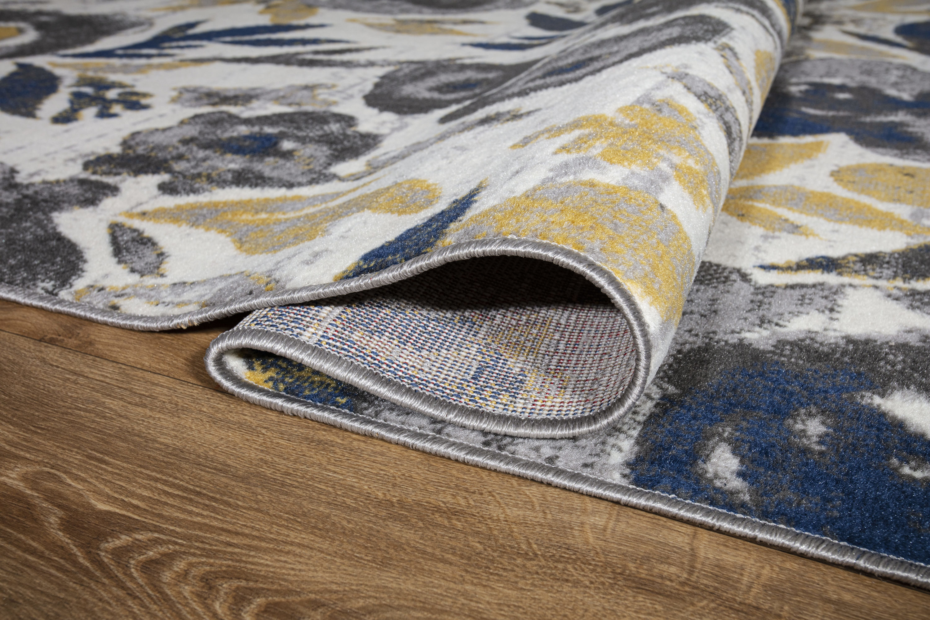 Ivory Floral Bliss 5' x 7' Easy-Care Synthetic Area Rug