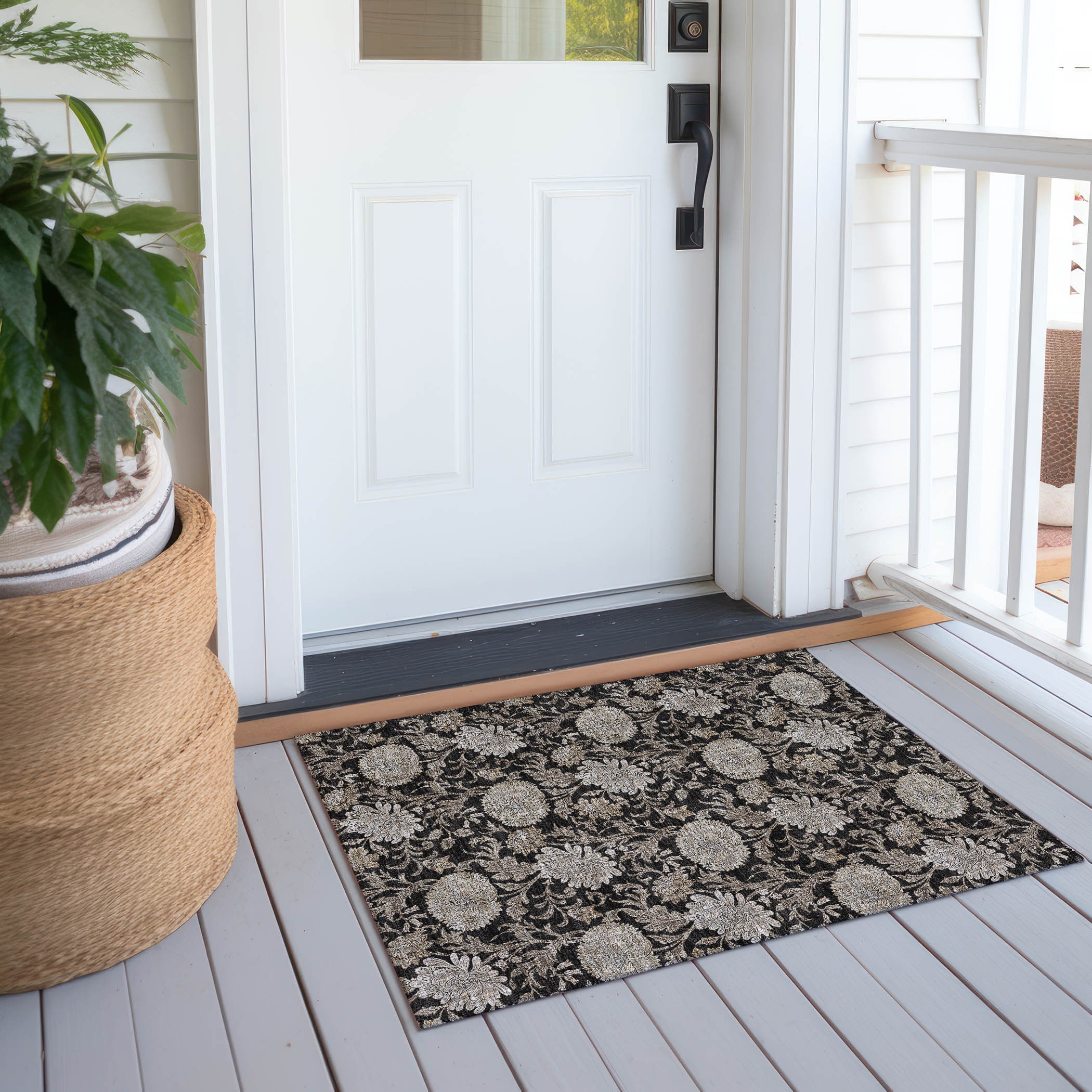 Black Floral Rectangular Machine-Washable Indoor/Outdoor Rug