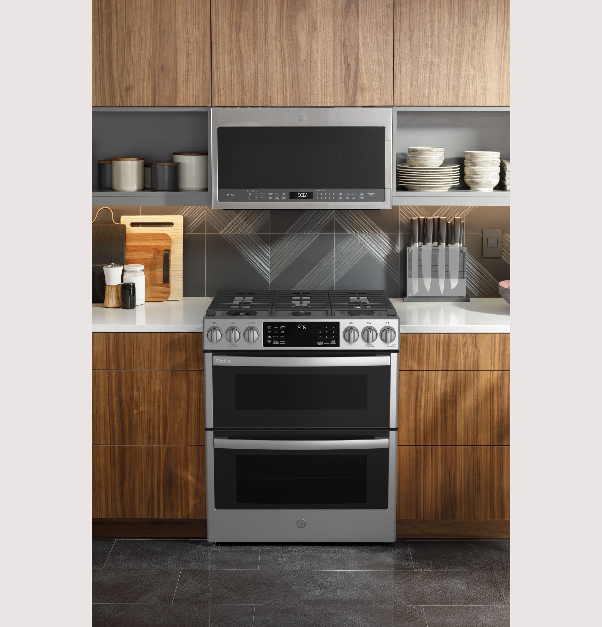 Whirlpool WGG745S0FS 6.0 Cu. Ft. Gas Double Oven Range with Center