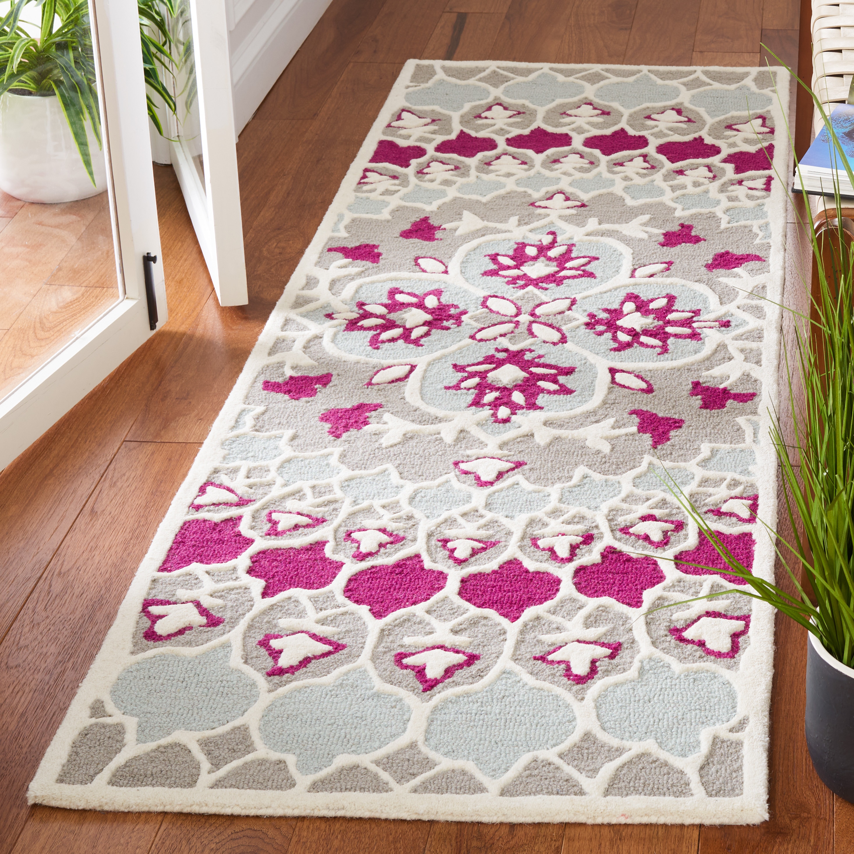 Safavieh BLG610E-27 Bellagio Merida 2 x 7 (ft) Tufted Wool Gray/Ivory Rectangular Indoor Floral/Botanical Bohemian/Eclectic Runner rug