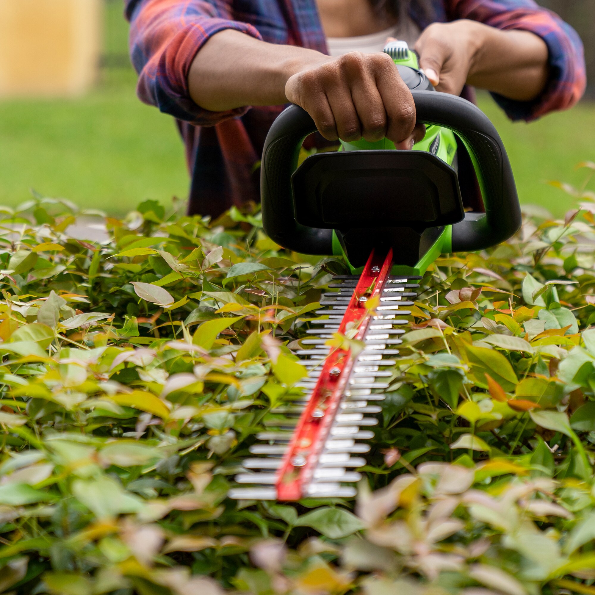 Greenworks 24-Volt 22-in Dual Cordless Electric Hedge Trimmer (Battery Not Included)