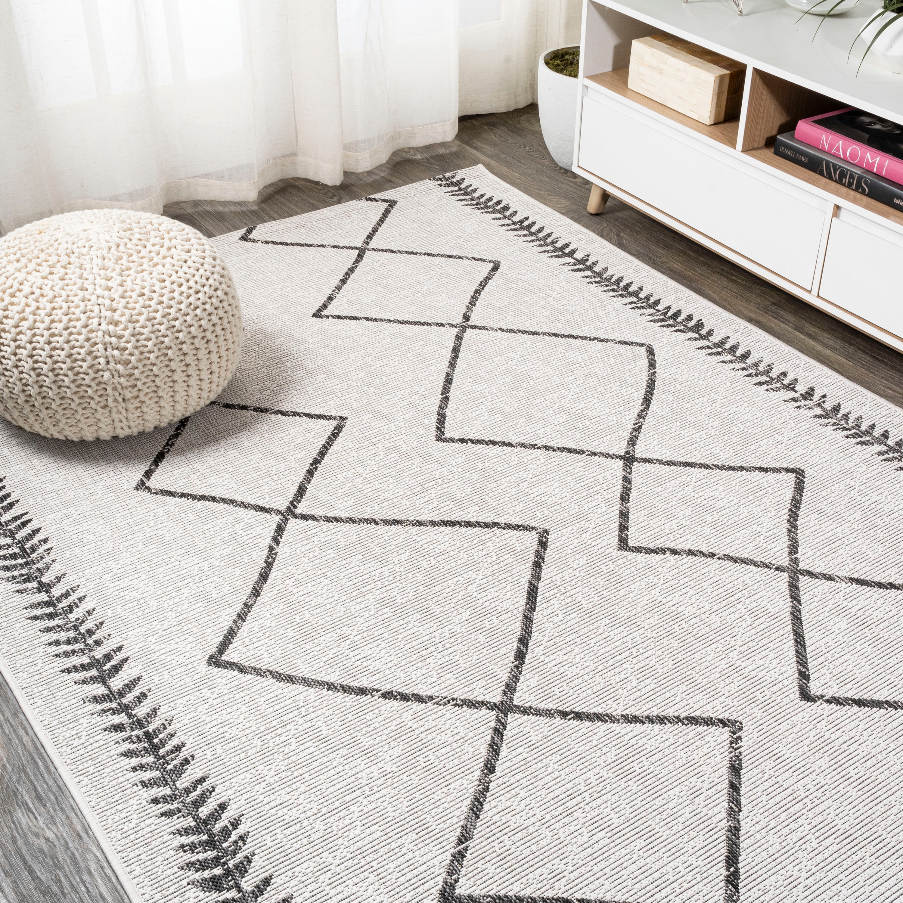 Ivory Diamond Trellis 5' x 8' Synthetic Indoor/Outdoor Rug