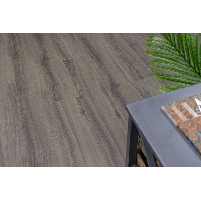 Allen Roth Trafford Oak 8 Mm T X In W 48 L Water Resistant Wood Plank Laminate Flooring Carton The Department At Lowes Com