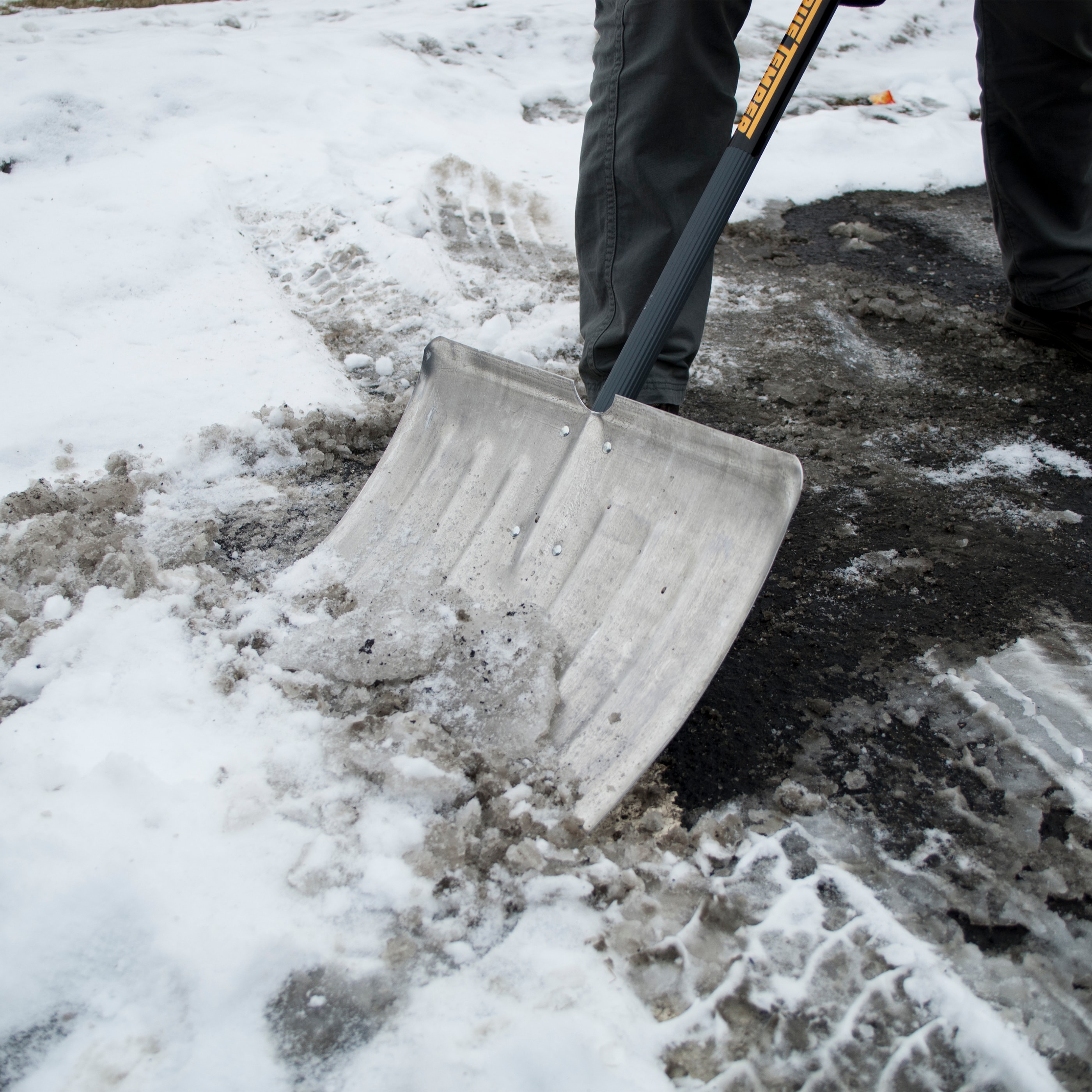 True Temper 16-in Poly Snow Shovel with 36-in Steel Handle in the Snow  Shovels department at