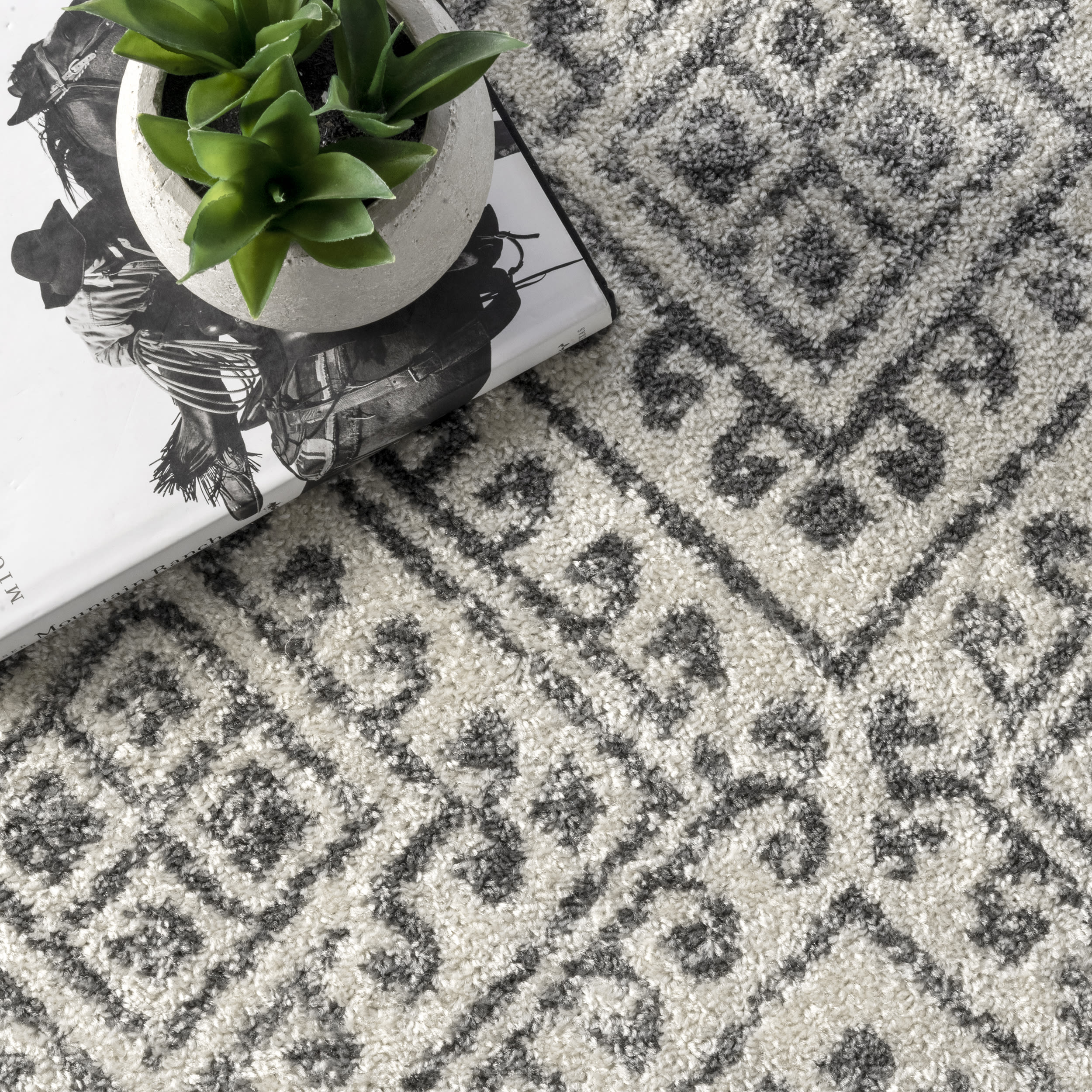 Reversible Easy-Care Gray Synthetic 3' x 5' Trellis Area Rug