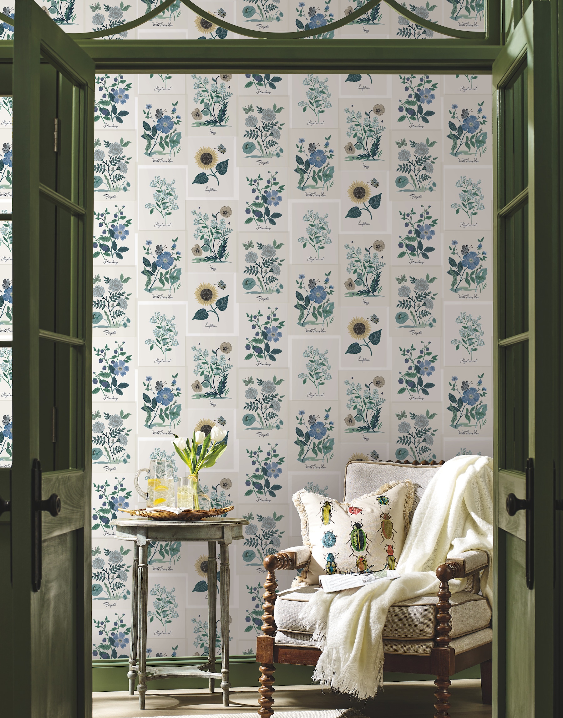 Rifle Paper 60.8-sq ft White Non-woven Floral Unpasted Wallpaper at ...