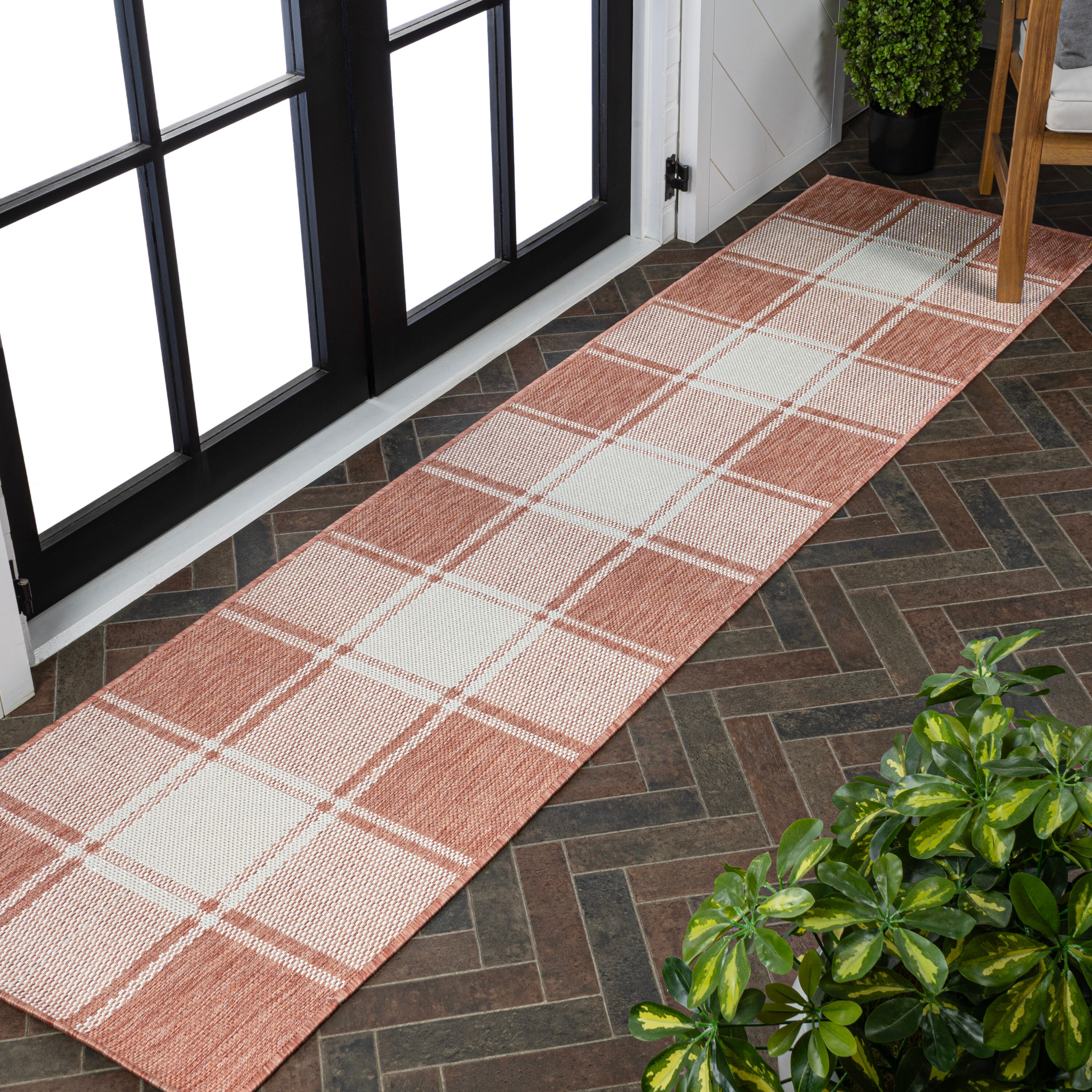 JONATHAN  Y TSN203A-28 TUSCAN SUN Sabine Bold Gingham 2 x 8 (ft) Loomed Polypropylene Salmon/Cream Rectangular Indoor/Outdoor Geometric Farmhouse/Cottage Runner rug