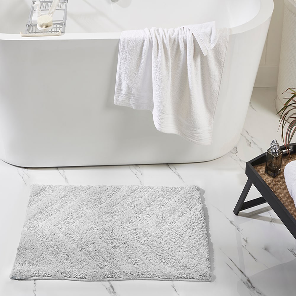 Hugo White Cotton Tufted Non-Slip Bath Rug 21" x 34"