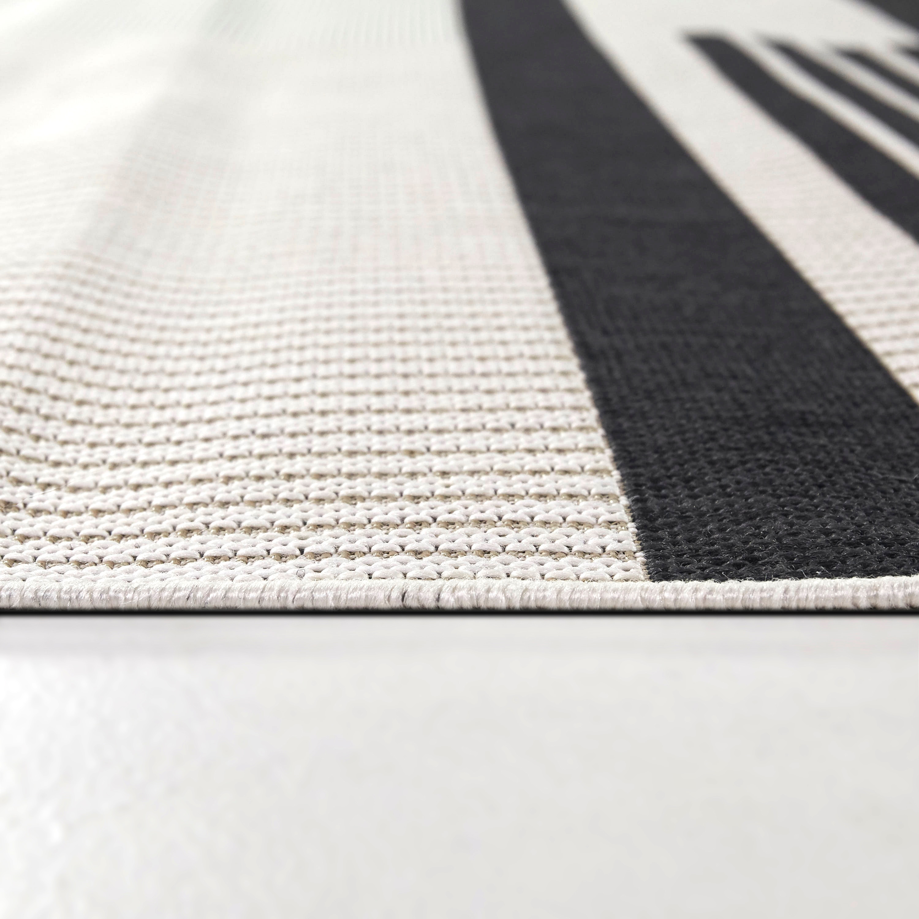 Charcoal and Beige Geometric Synthetic Indoor/Outdoor Rug 5'3" x 7'