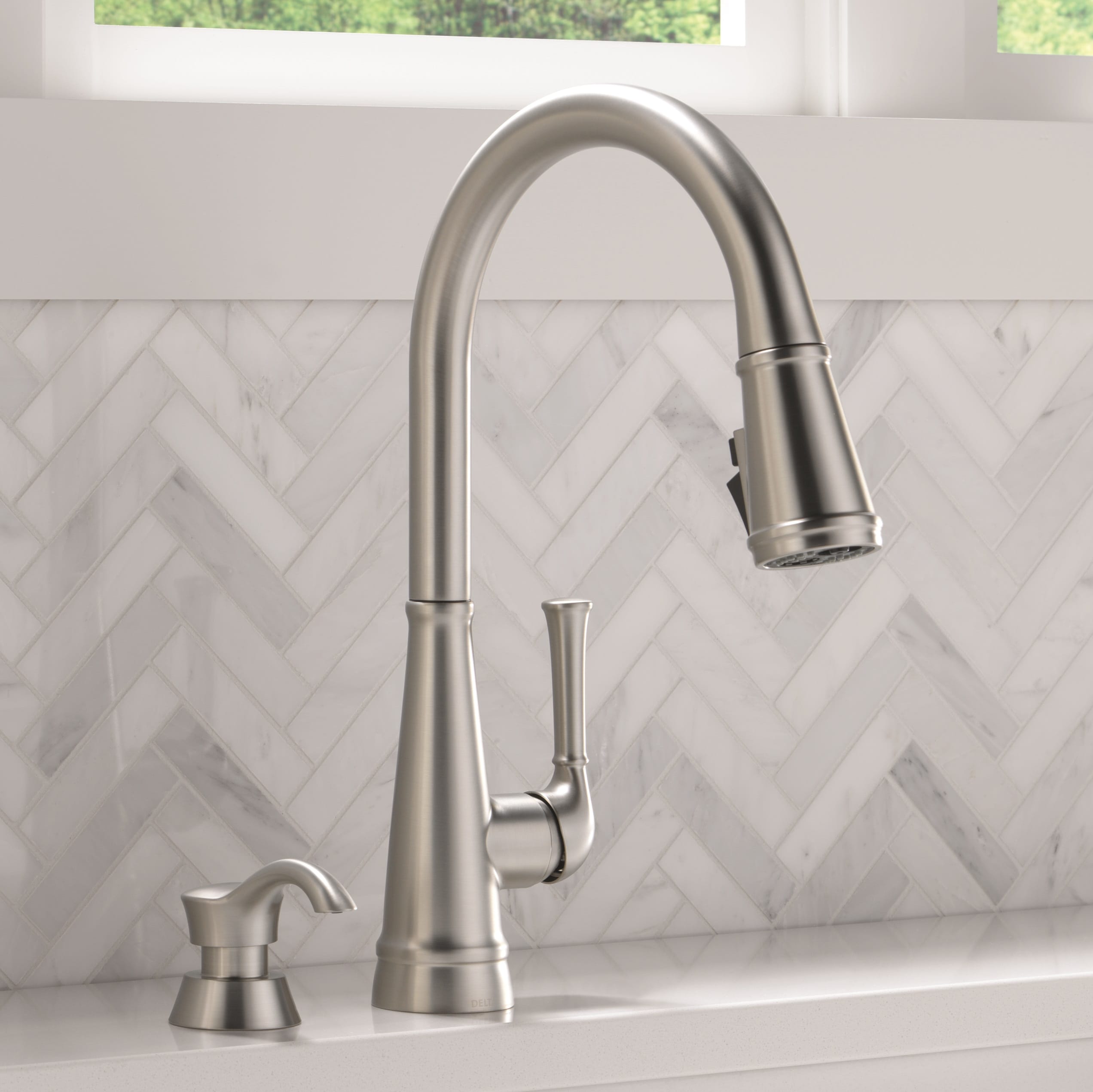 Lowes kitchen faucets delta sales