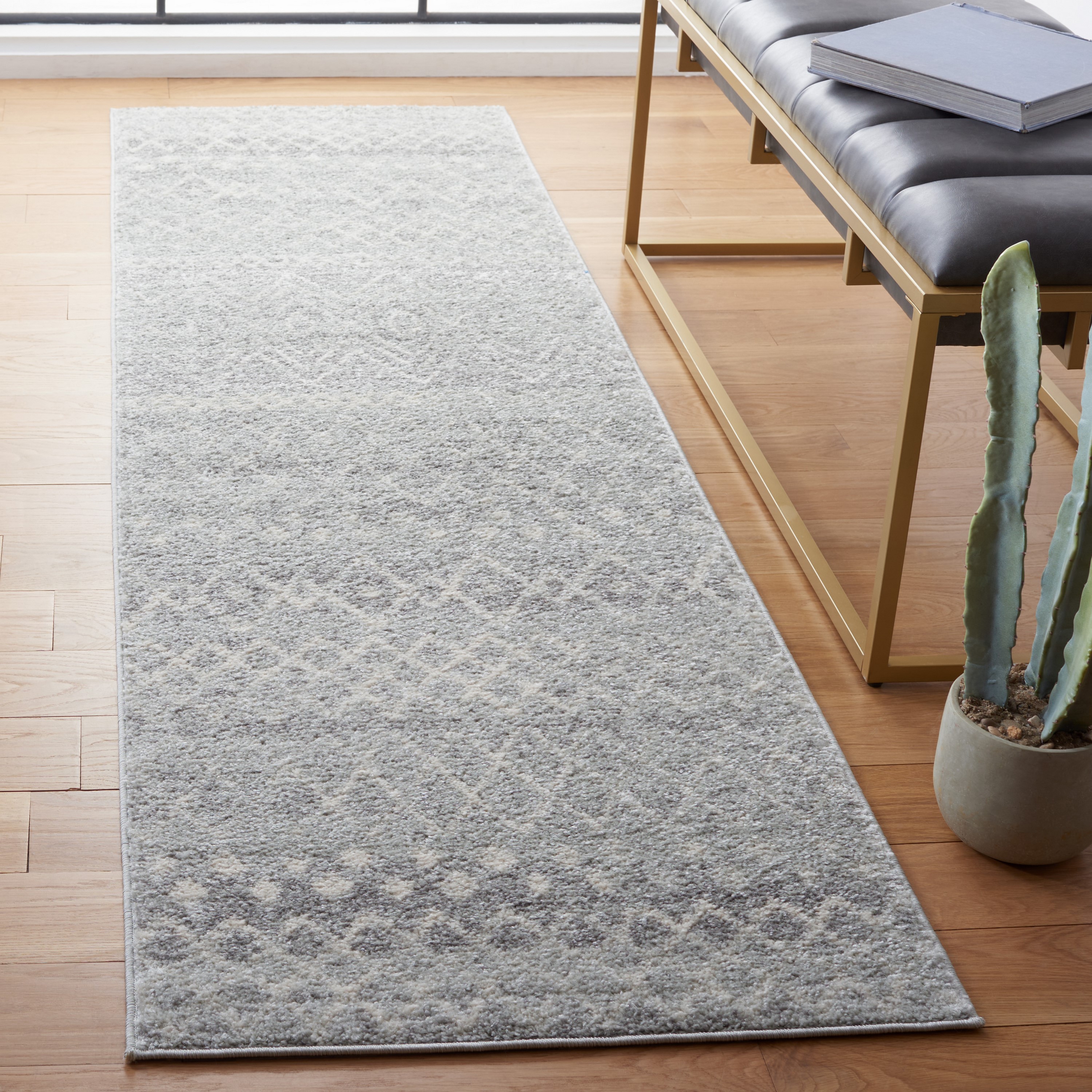 Safavieh MAD798G-26 Madison Kalab 2 x 6 (ft) Loomed Polypropylene Silver/Ivory Rectangular Indoor Distressed/Overdyed Bohemian/Eclectic Runner rug