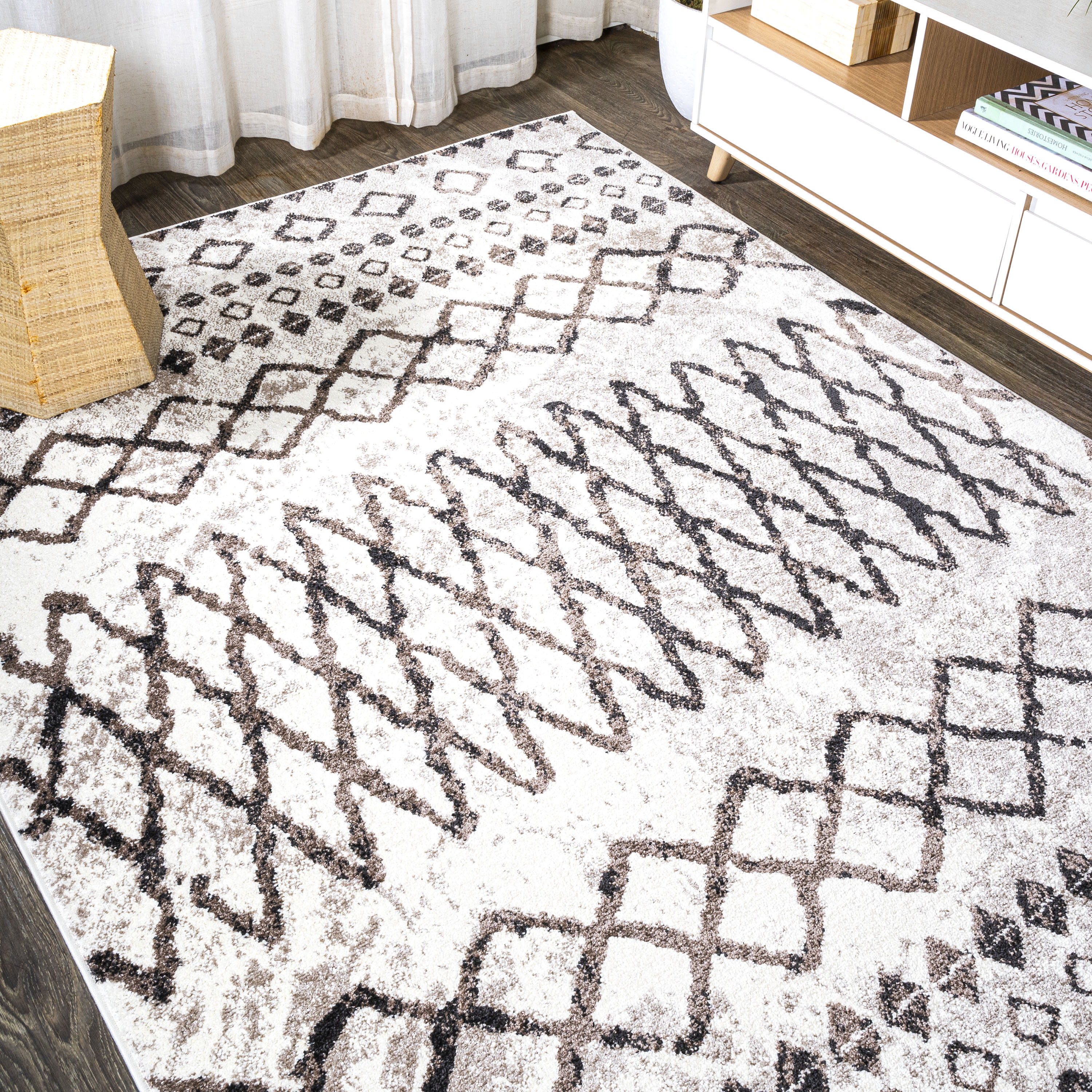 Ivory and Brown Reversible Diamond Synthetic Area Rug 5x8