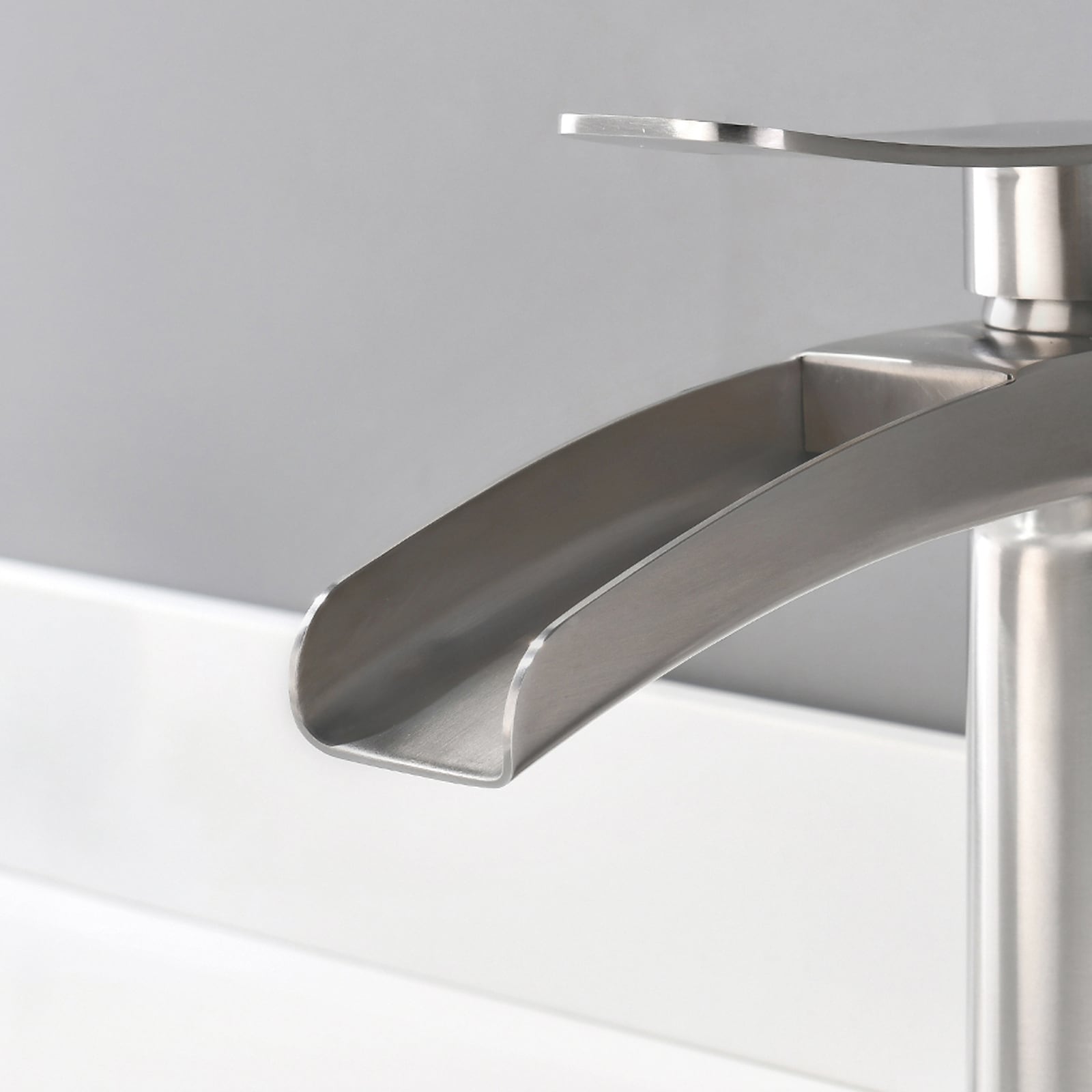 Brushed Nickel Single Handle Bathroom Faucet with Metal Drain Assembly