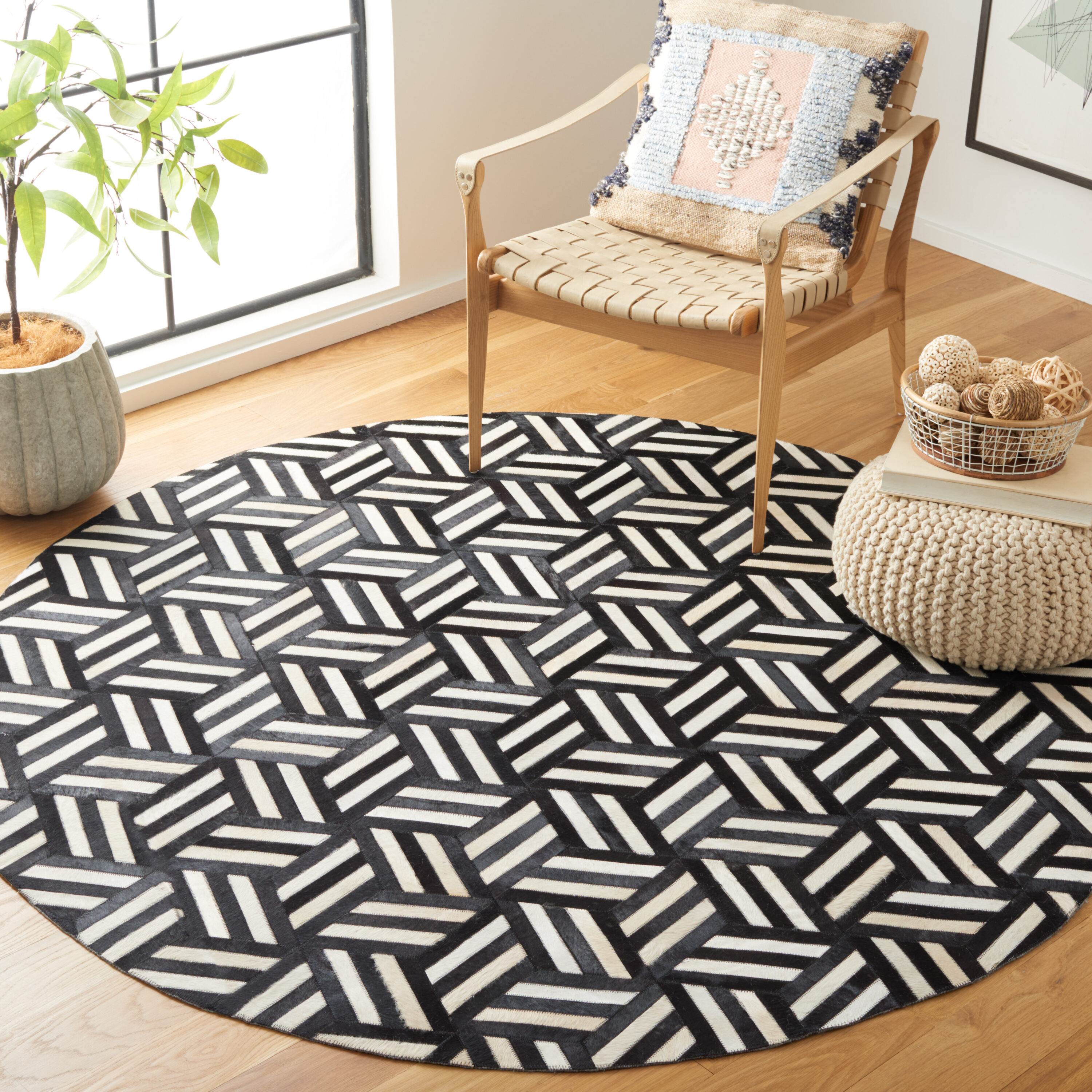  Studio Leather 219 Ivory/Black Contemporary 6ft x 6ft Round Rug
