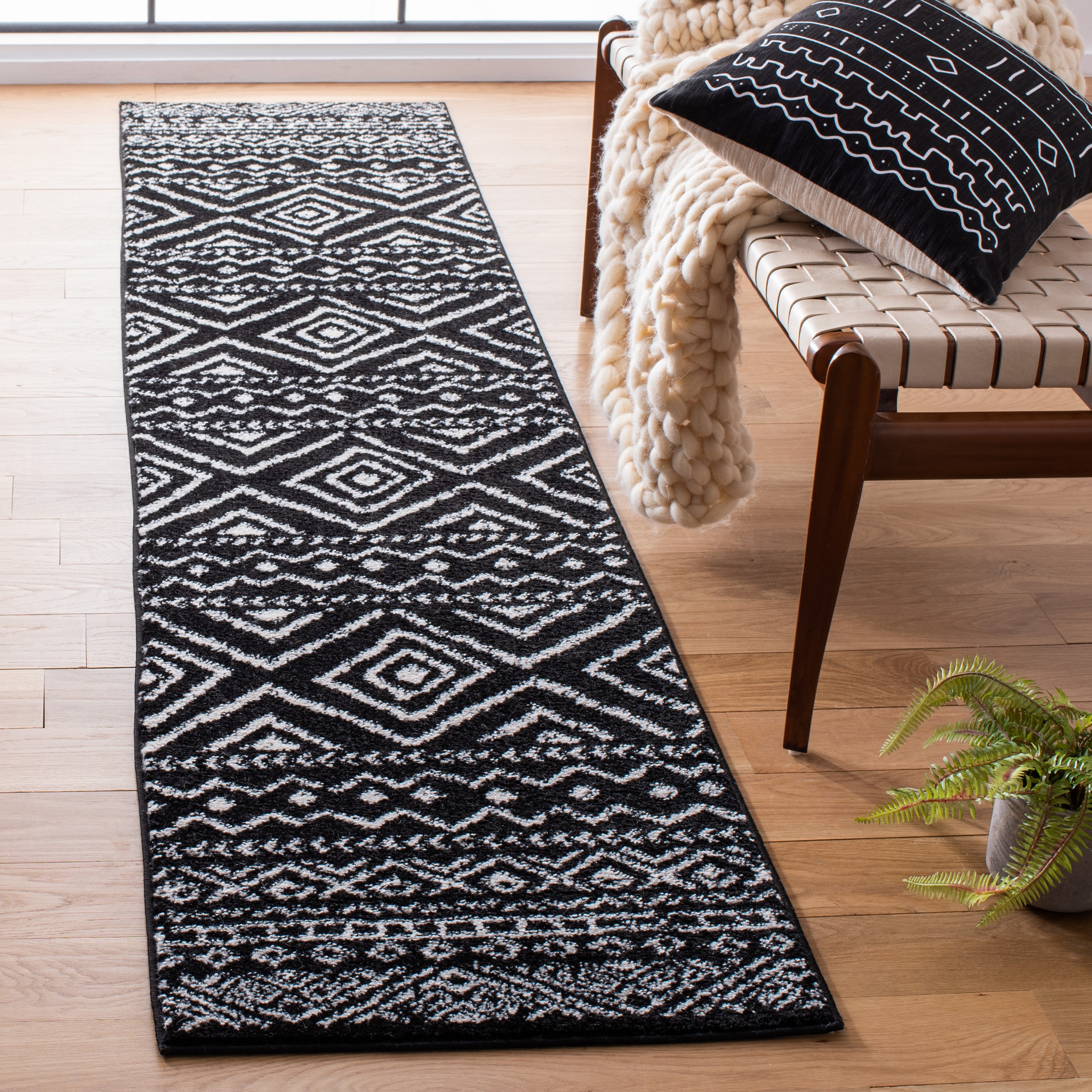 Safavieh TUL267Z-29 Tulum Logan 2 x 9 (ft) Loomed Polypropylene Black/Ivory Rectangular Indoor Geometric Global Runner rug