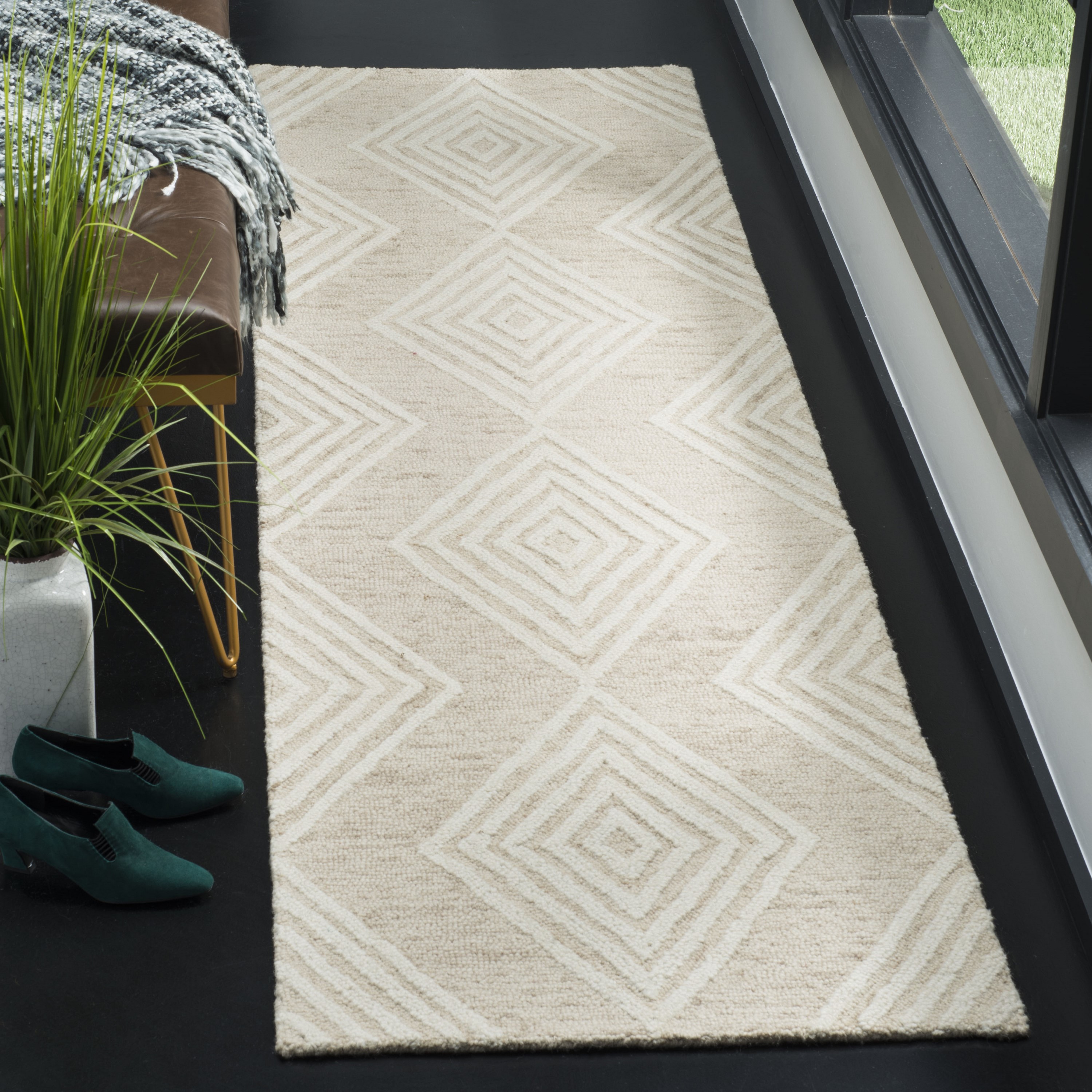 Safavieh BLM111B-28 Blossom Madora 2 x 8 (ft) Tufted Wool Beige/Ivory Rectangular Indoor Geometric Farmhouse/Cottage Runner rug