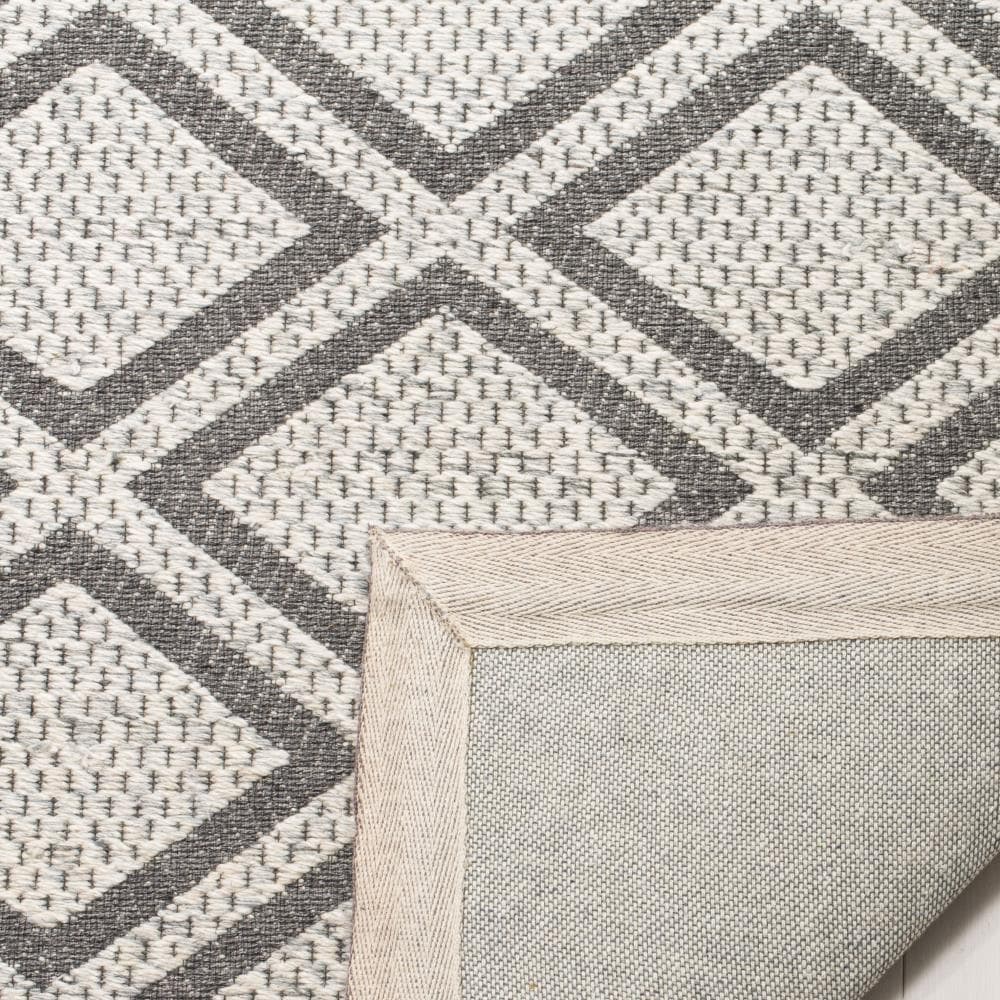 Hand-Tufted Elegance Round 59" Gray Wool Area Rug
