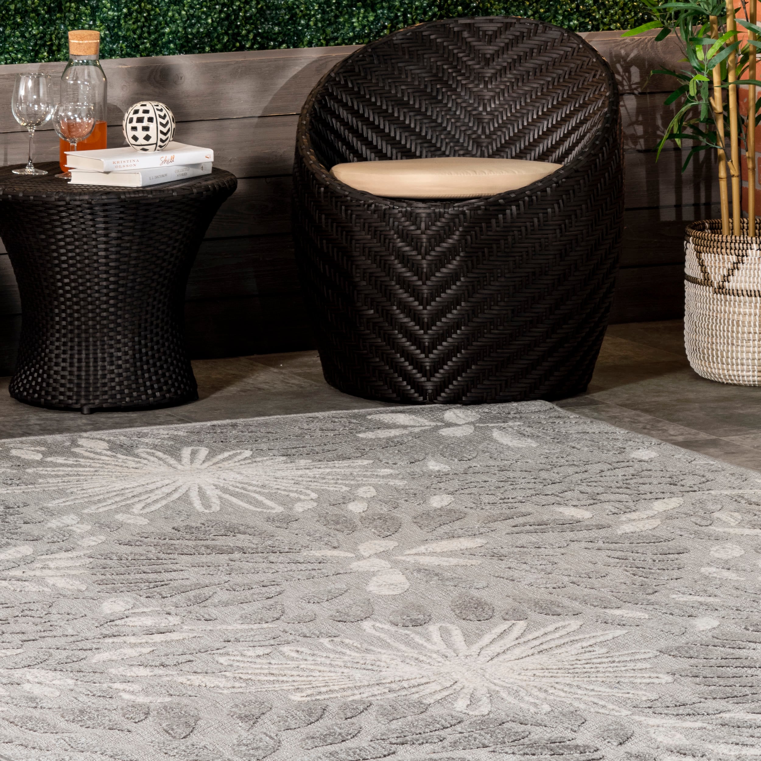 Light Grey Floral Synthetic 5' x 8' Easy-Care Outdoor Rug