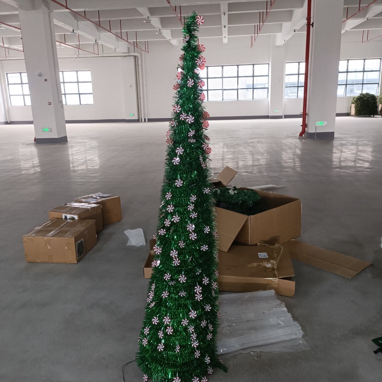 Garvee 4.5ft Foldable Artificial Christmas Tree Adorned with Red White Flower Petals- Reusable Easy Storage Compact Indoor Home Farmhouse Xmas Holiday Decor