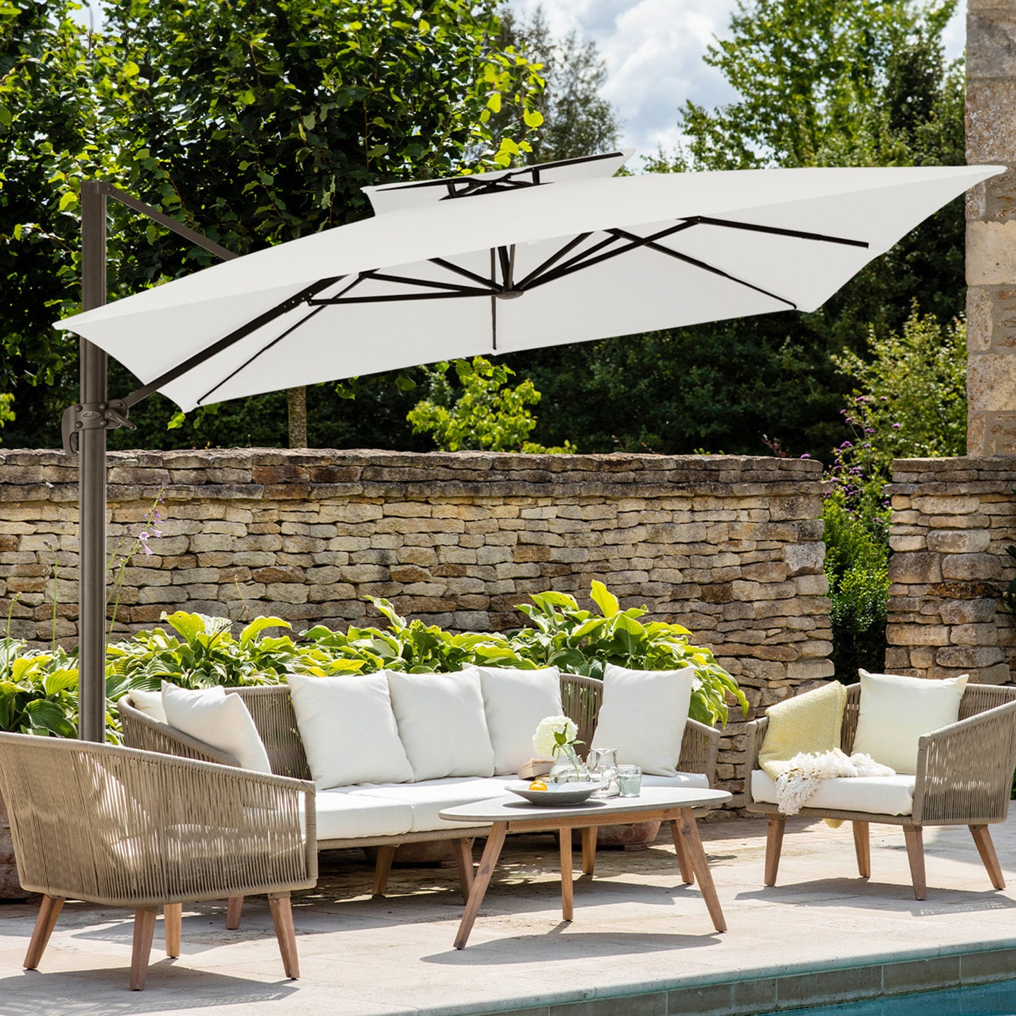 VOUA 8XJSD-OR 10-ft Iron Off-white Crank Cantilever Patio Umbrella