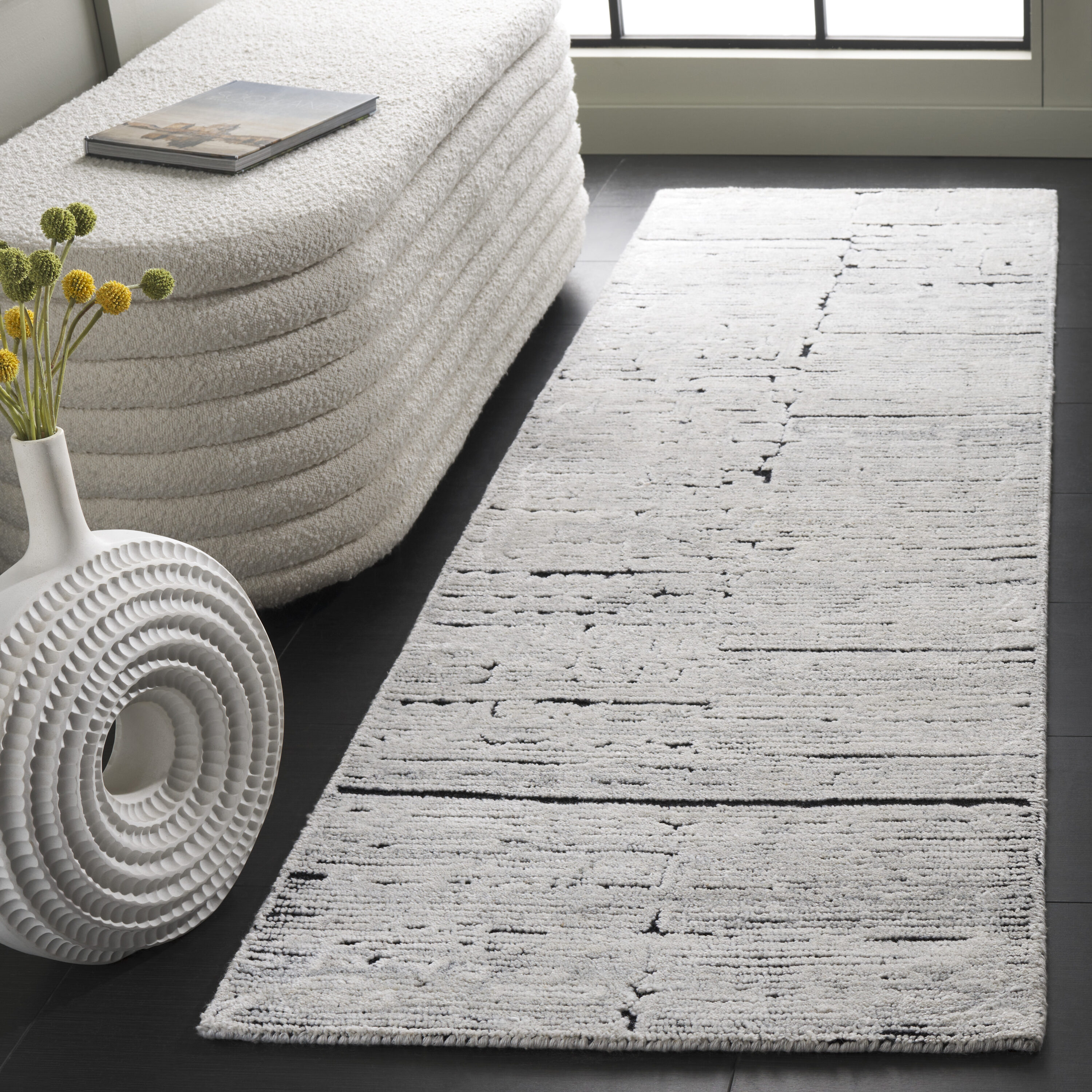  Kenya 125 Ivory/Black Contemporary 2Ft-3In x 9Ft Runner Rug