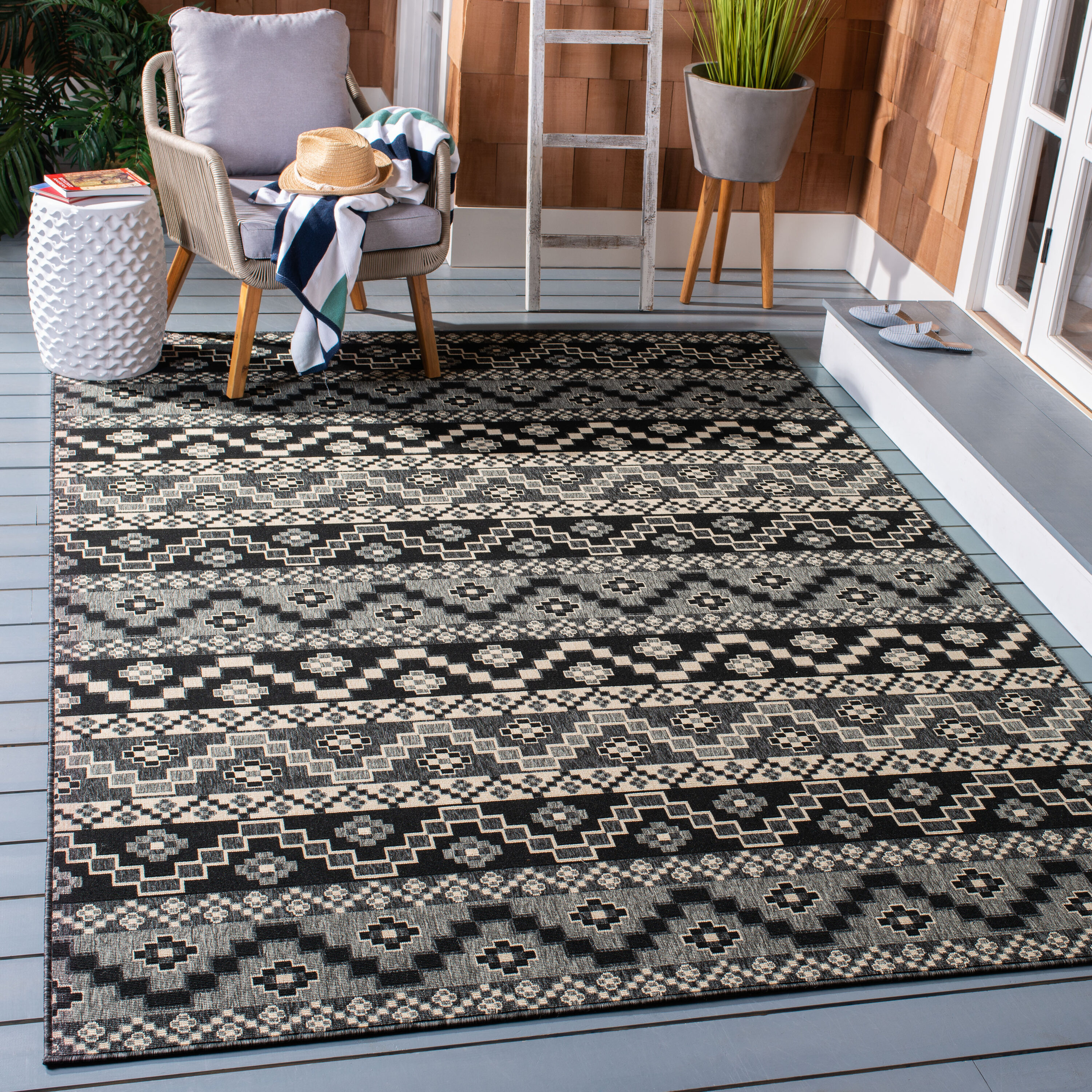 Safavieh Outdoor VER095-0421 Veranda Black / Beige Rug - 8' x 10