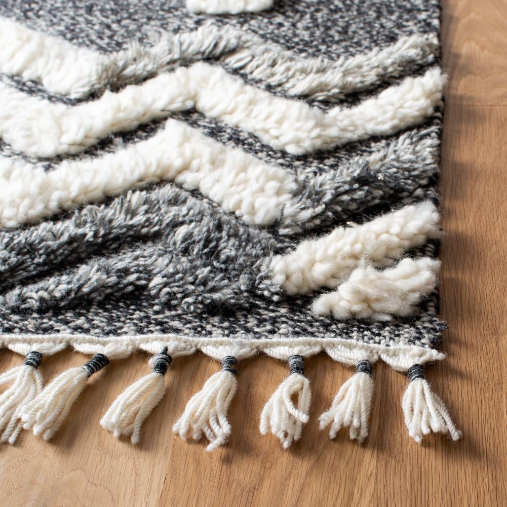 Casablanca 4' x 6' Black and White Wool Shag Rug