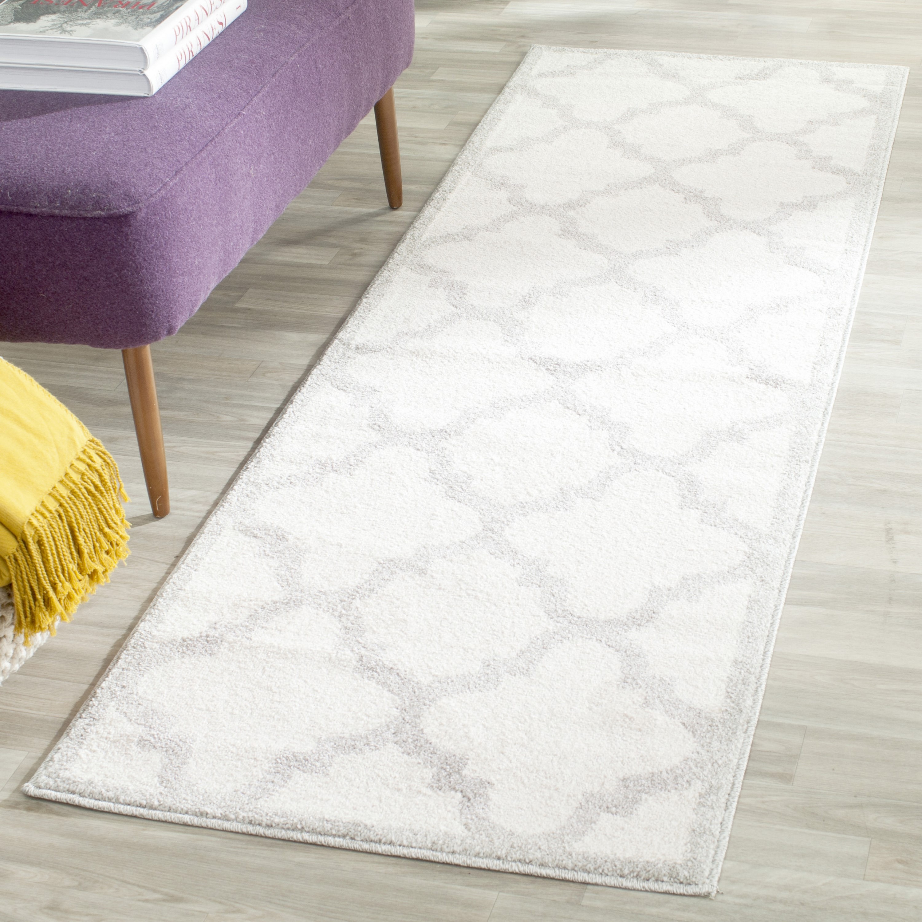 Safavieh AMT423E-29 Amherst Pompey 2 x 9 (ft) Loomed Synthetic Beige/Light Gray Rectangular Indoor Trellis Runner rug