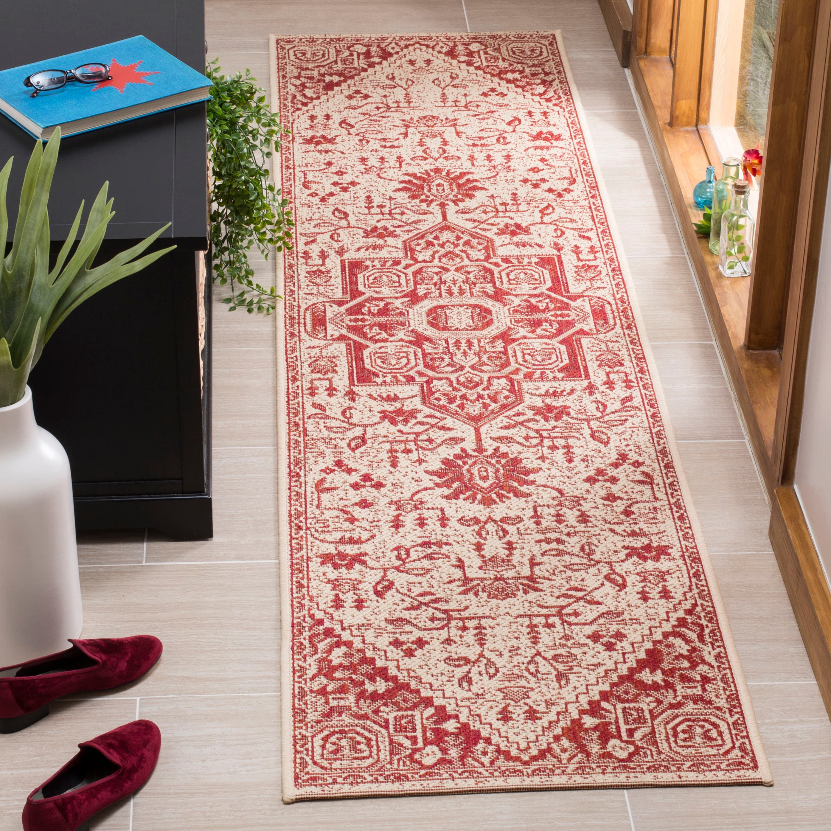 Safavieh LND138Q-210 Linden Efmorfia 2 x 10 (ft) Loomed Polypropylene Red/Creme Rectangular Indoor Floral/Botanical Vintage Runner rug