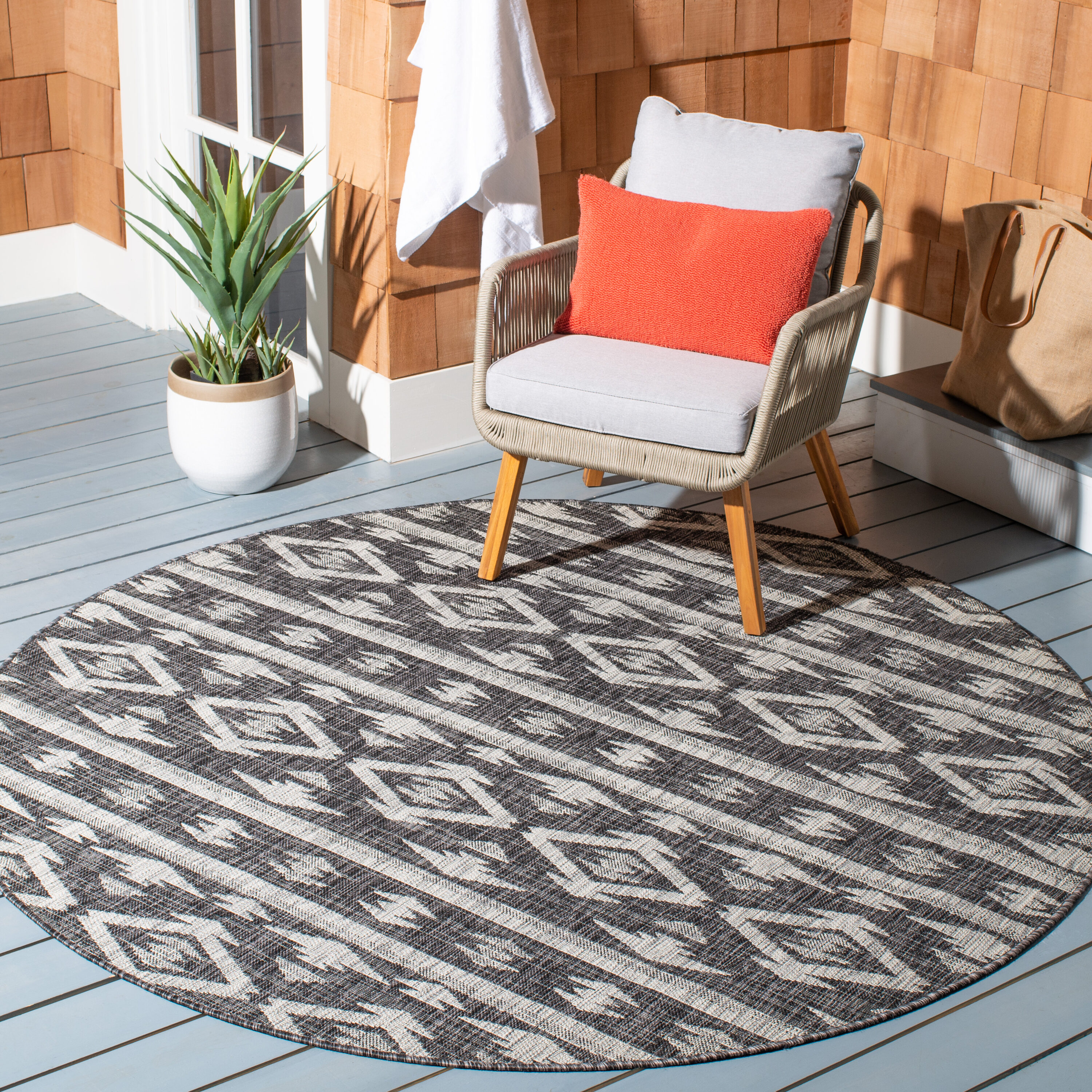 Safavieh CY8863-37621-7R Courtyard Tempe 7 x 7 (ft) Loomed Polypropylene Black/Gray Round Indoor/Outdoor Distressed/Overdyed Coastal Area rug