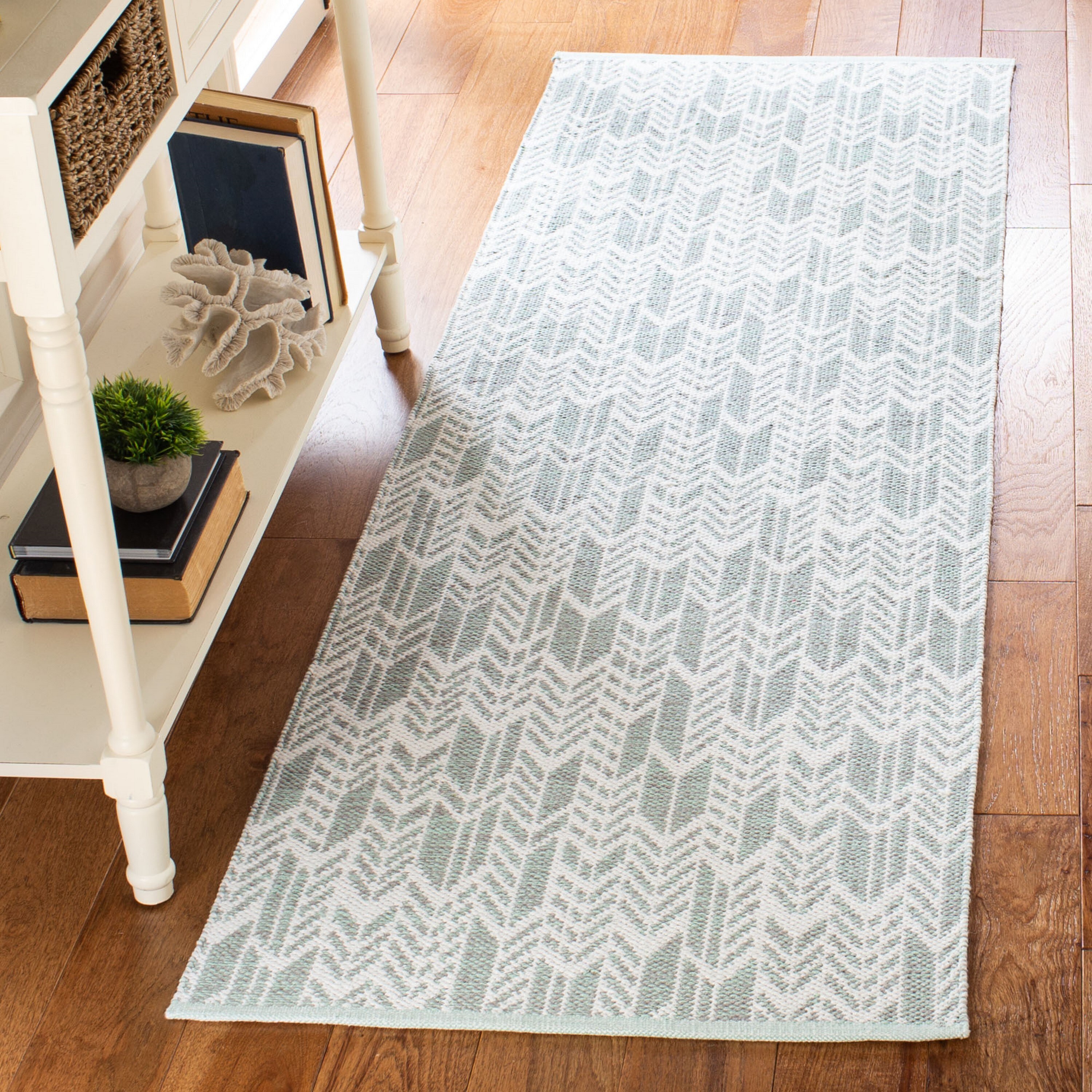 Safavieh MTK609G-27 Montauk Mazo 2 x 7 (ft) Cotton Light Green/Ivory Rectangular Indoor Runner rug